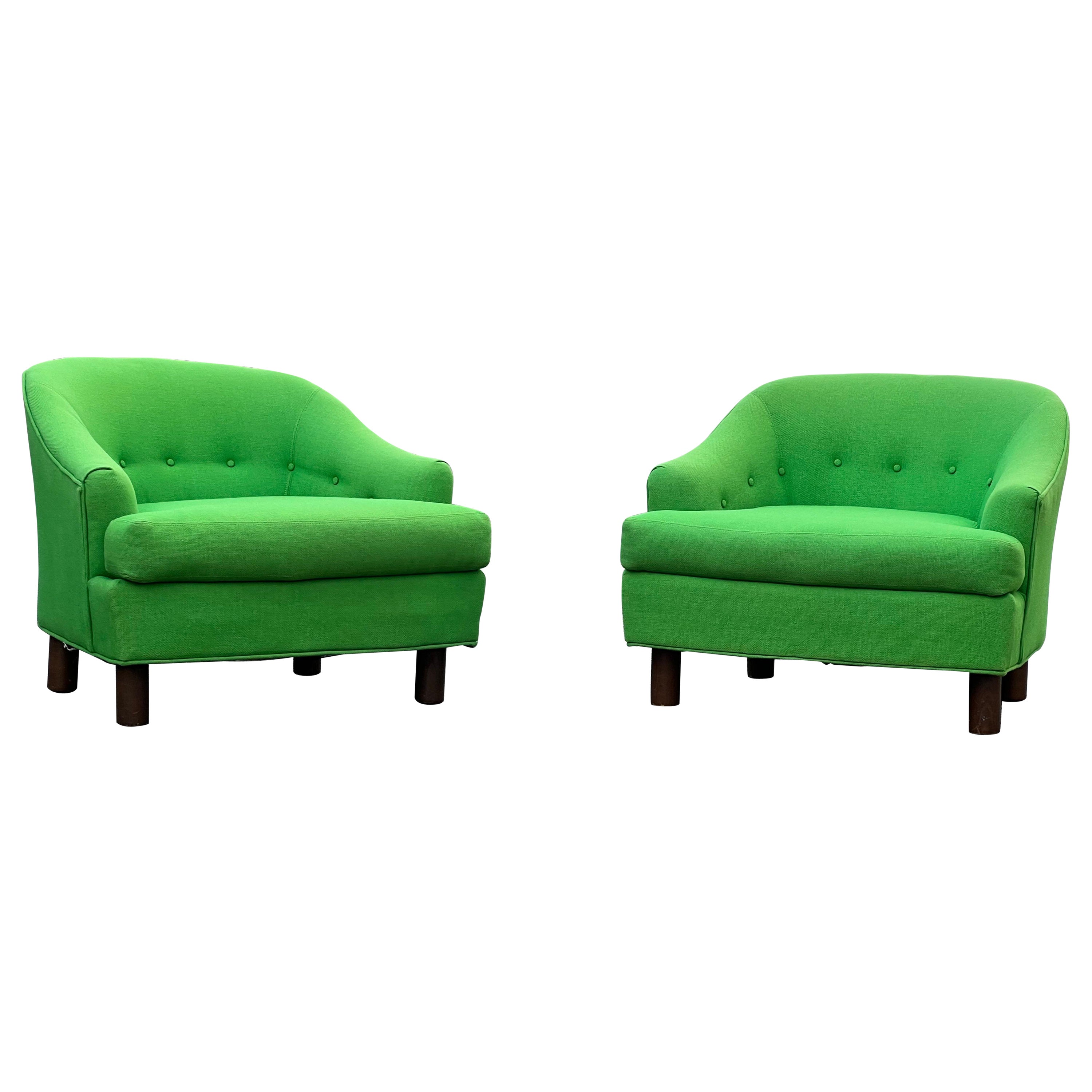 Paire de chaises vertes à dossier en tonneau, de style The Modernity, datant du milieu du siècle dernier. 