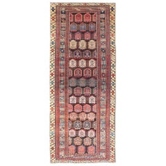 Tapis de couloir persan kurde ancien avec motifs tribaux rouges et jaunes 3'3 x 8'4