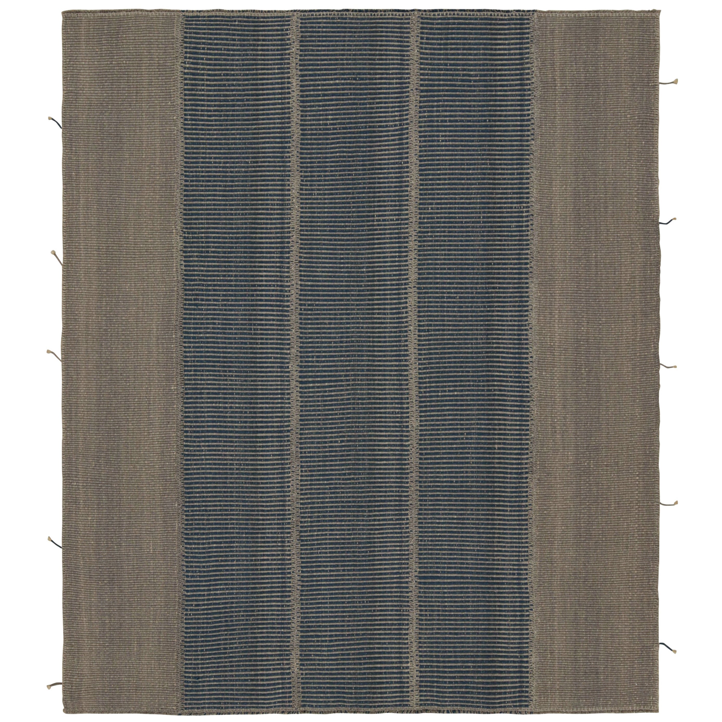 Rug & Kilim's Contemporary Kilim in Grau und Blau Textural Stripes  im Angebot