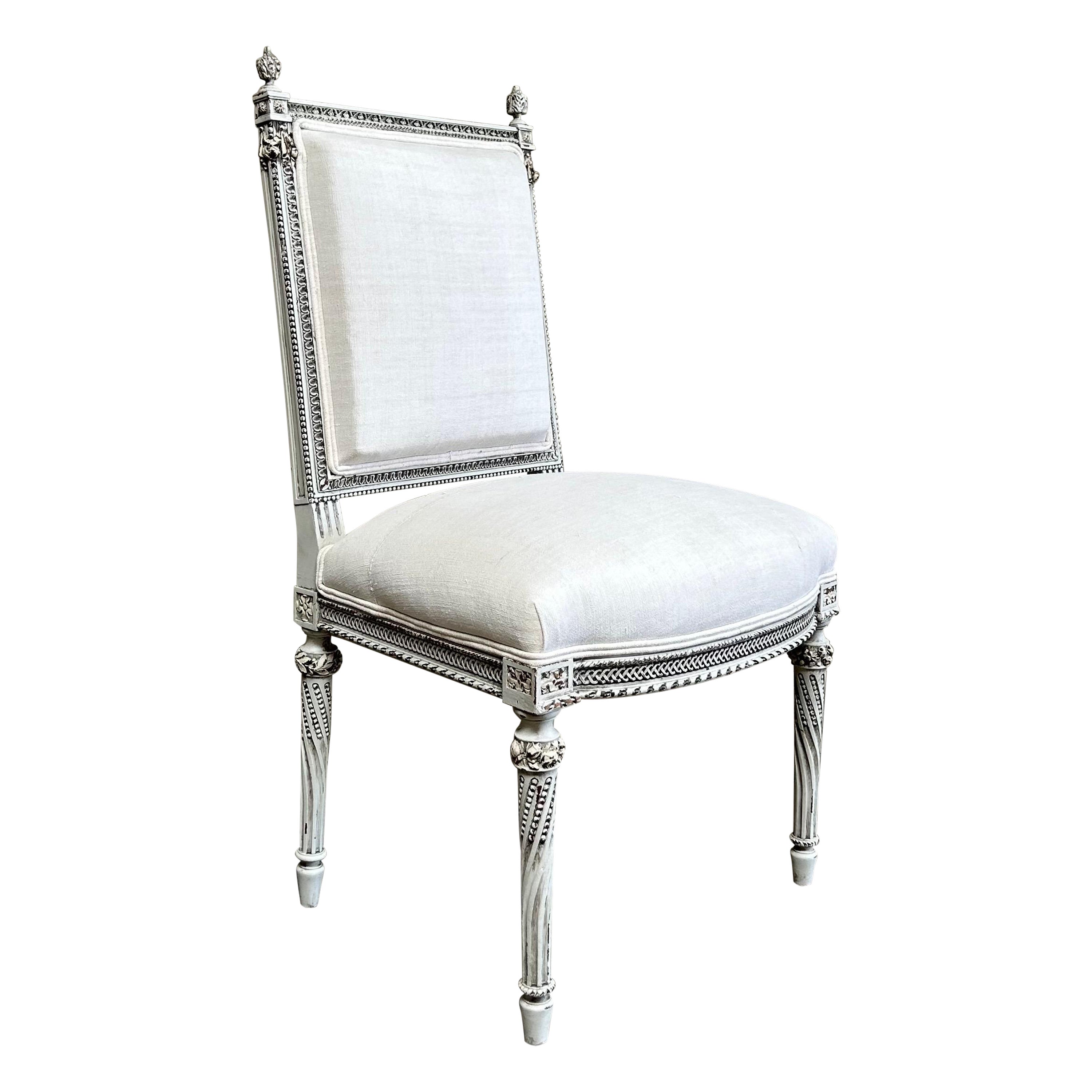 Chaise vintage peinte et tapissée de style Louis XVI en vente