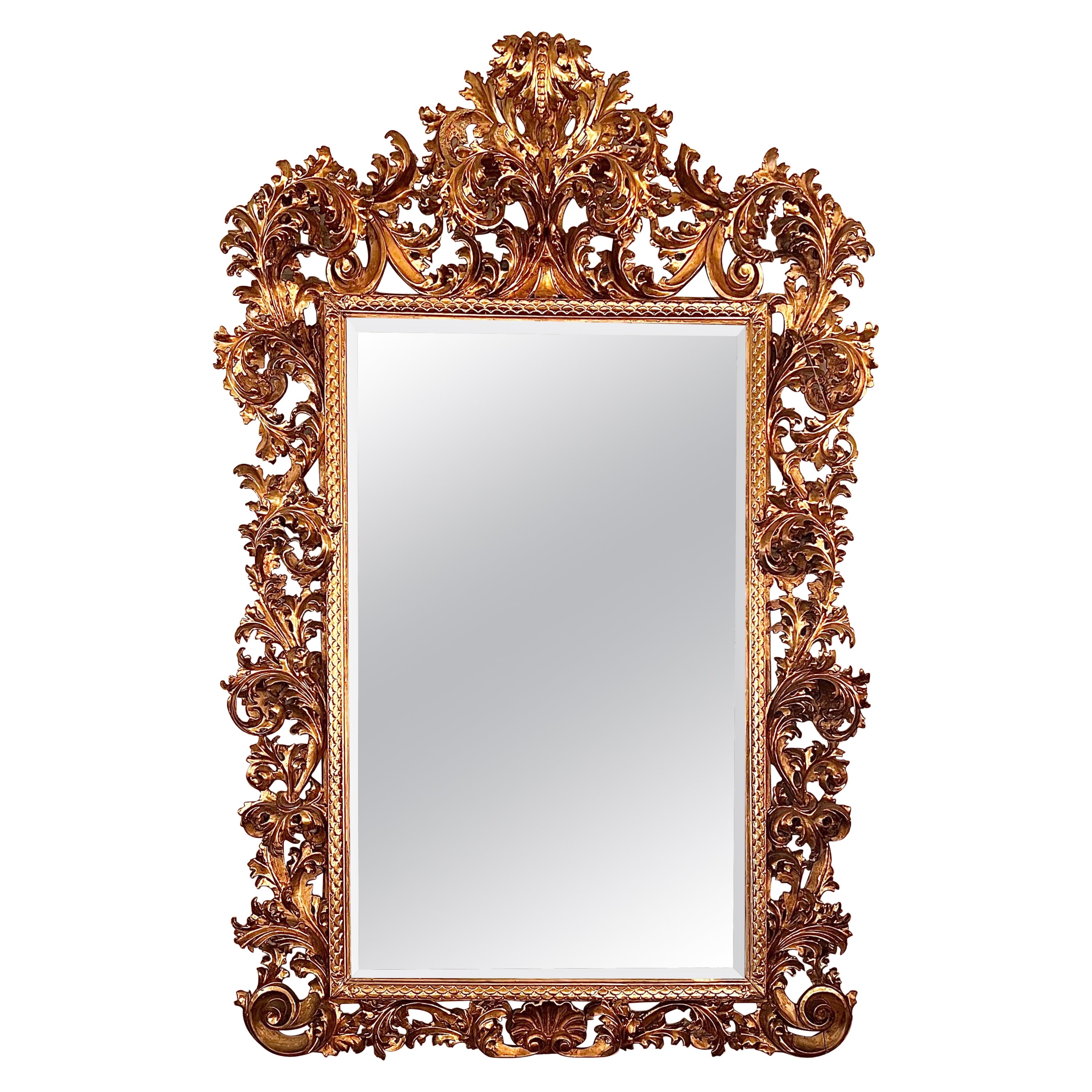 Palatial miroir biseauté vénitien du 19ème siècle, sculpté et doré encadré de bois.