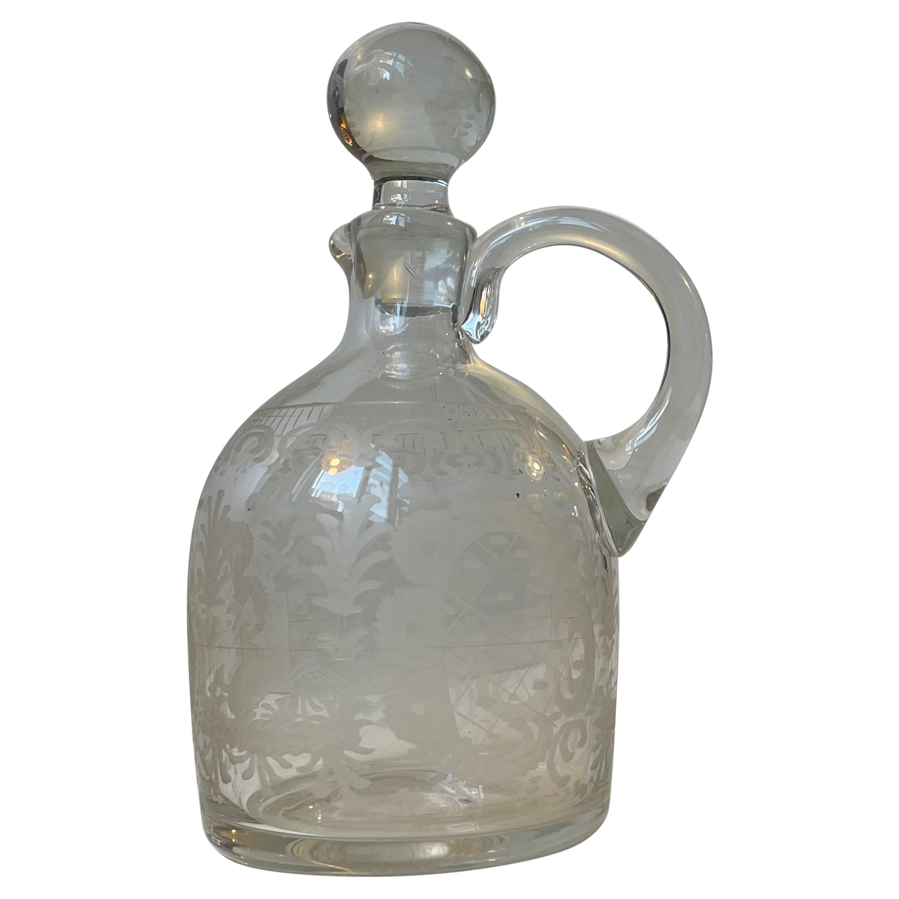 Petite carafe Holmegaard en verre gravé, années 1900 en vente