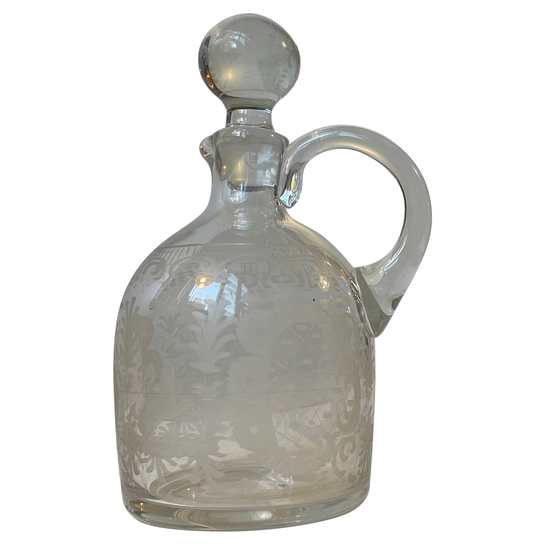 Pequeña jarra antigua Holmegaard de vidrio grabado, 1900