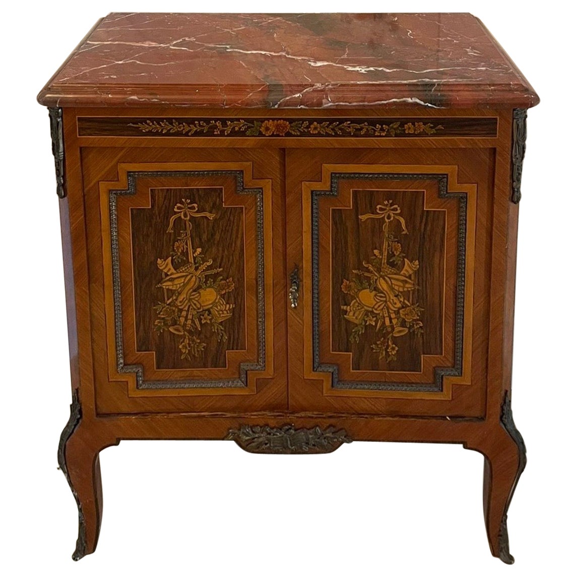 Ancienne armoire d'appoint en bois de rose et marqueterie française de qualité supérieure de l'époque édouardienne