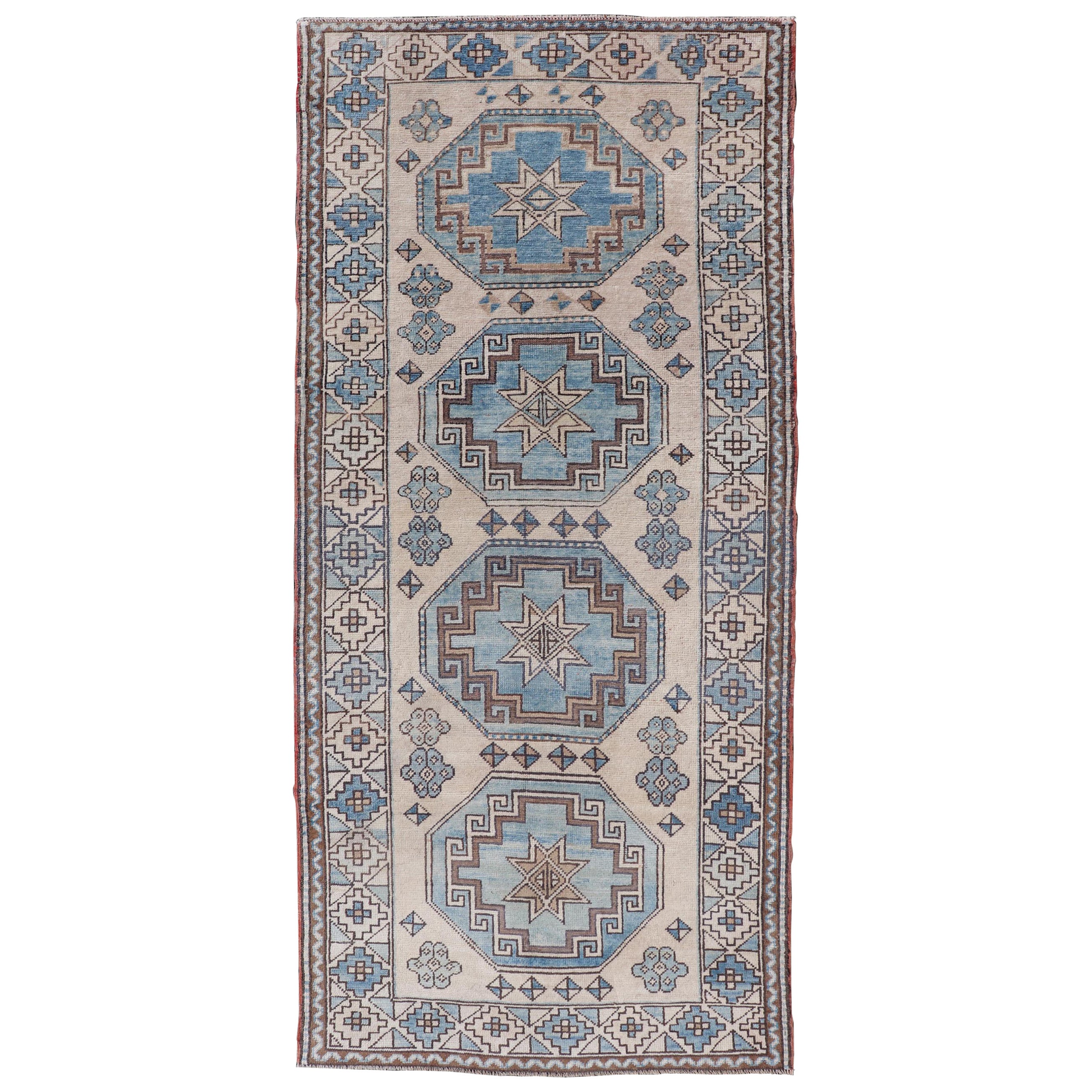 Vintage Oushak Runner turco con motivi geometrici e toni freddi 3'3 x 7'4