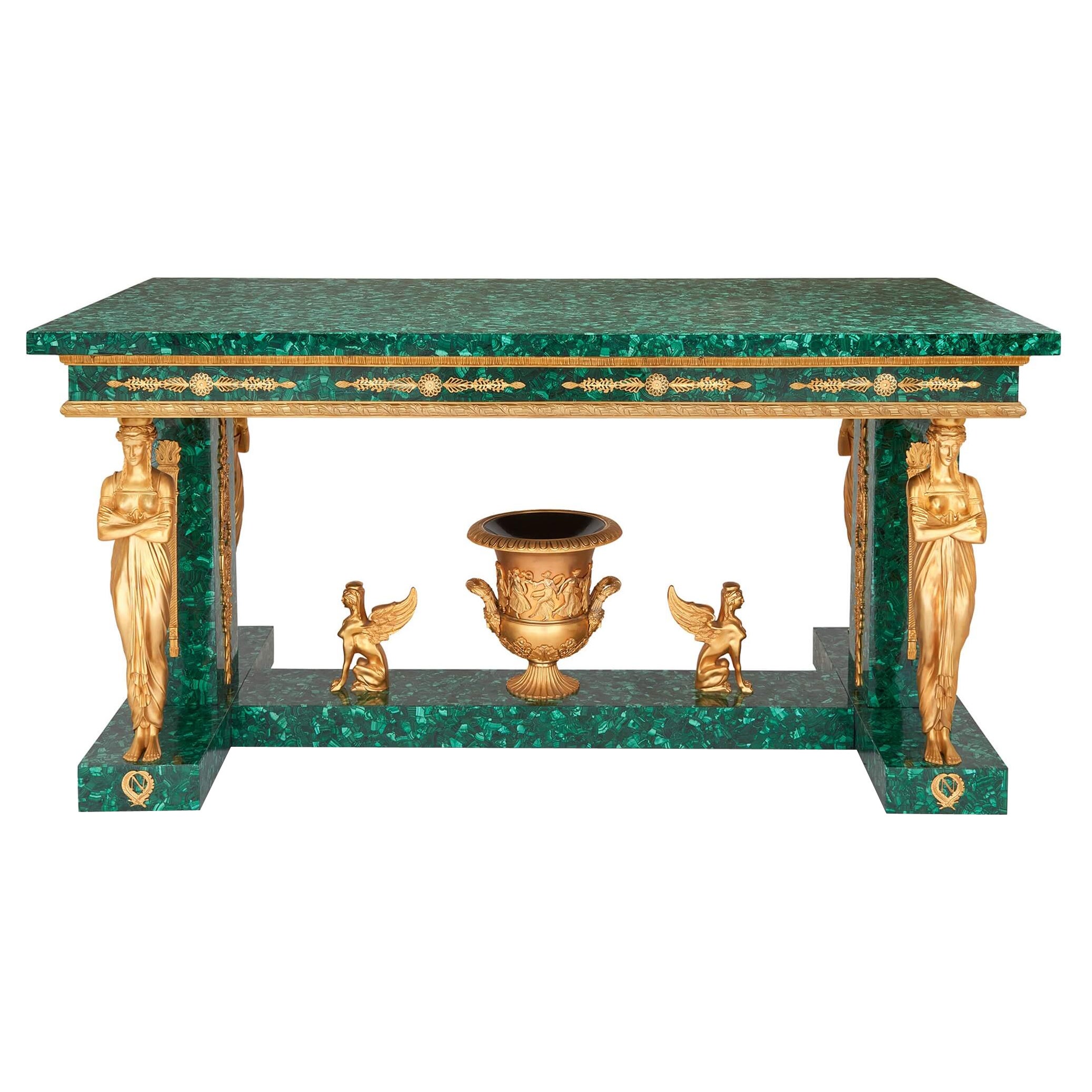 Grande table centrale de style Empire en bronze doré et malachite  en vente