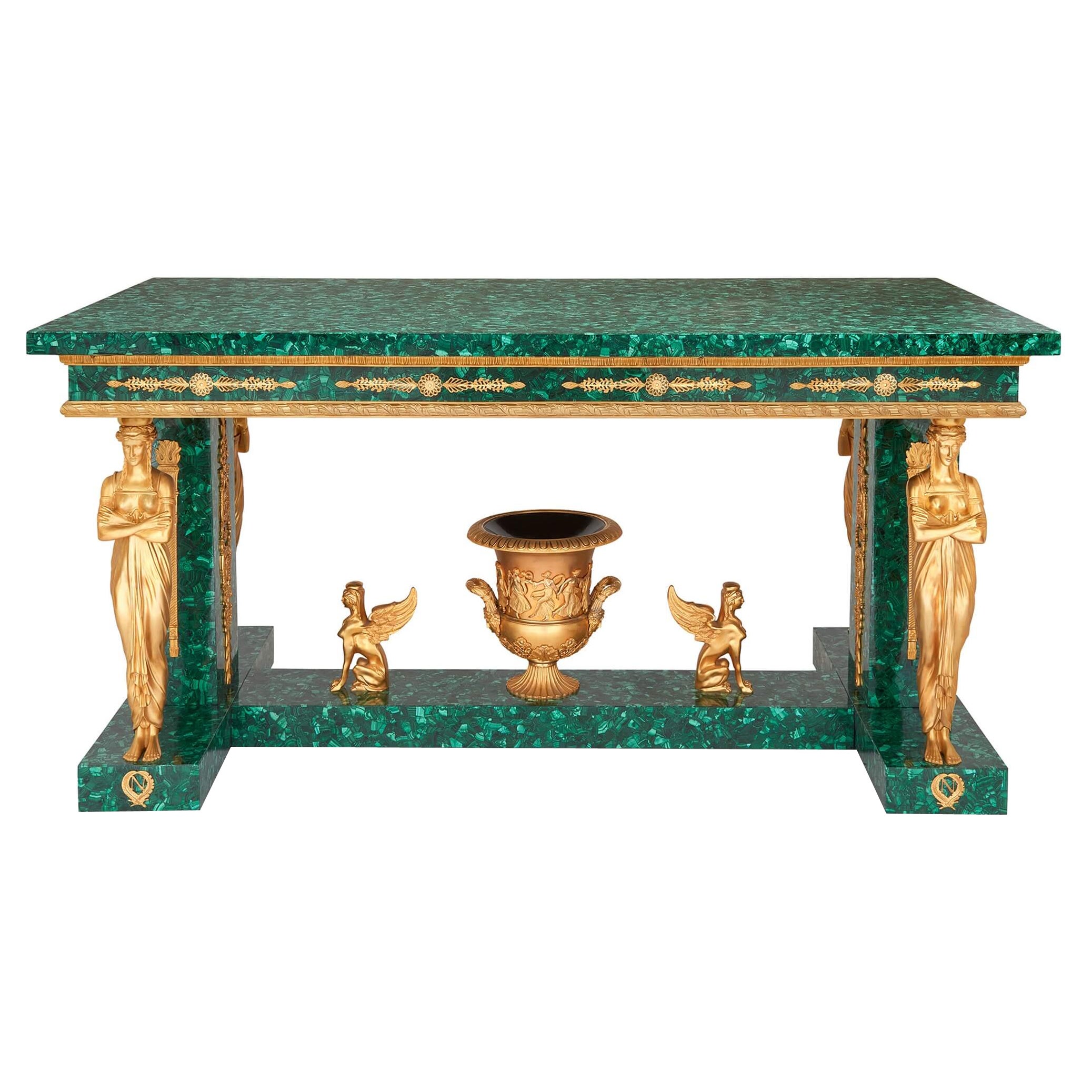 Grande table centrale de style Empire en bronze doré et malachite 