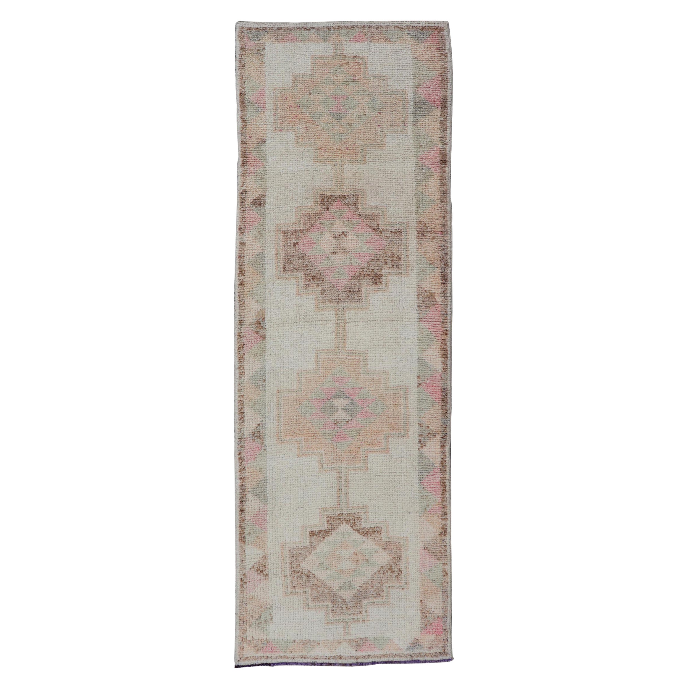 Türkischer Tulu-Läufer im Vintage-Stil mit weichen Pastell- und Beige-Geometrischen Mustern