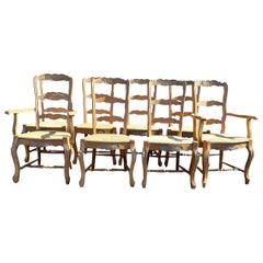 Ensemble de huit chaises de salle à manger à dossier échelonné de style champêtre français