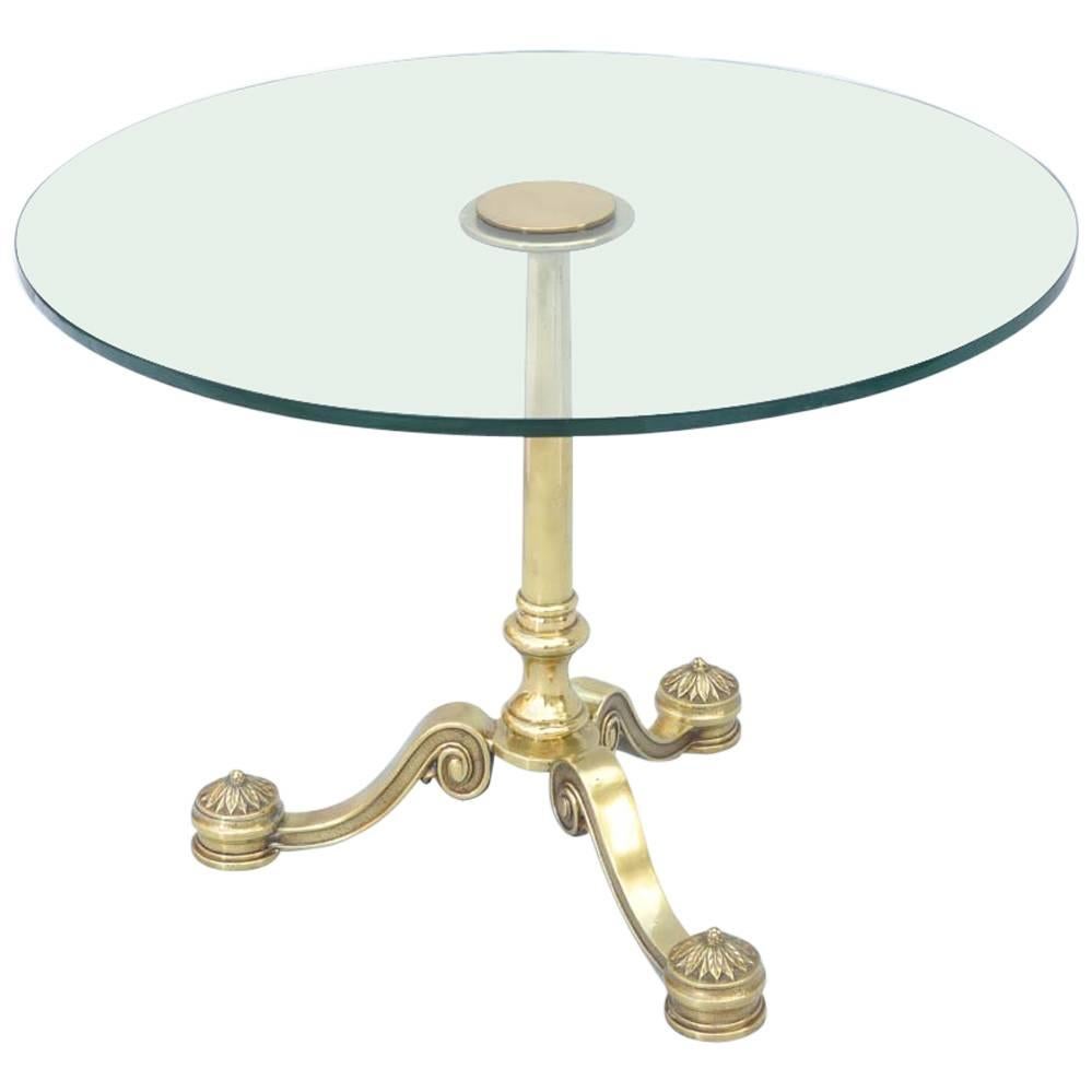 Table d'appoint en laiton de forme classique du milieu du siècle dernier, avec plateau en verre rond