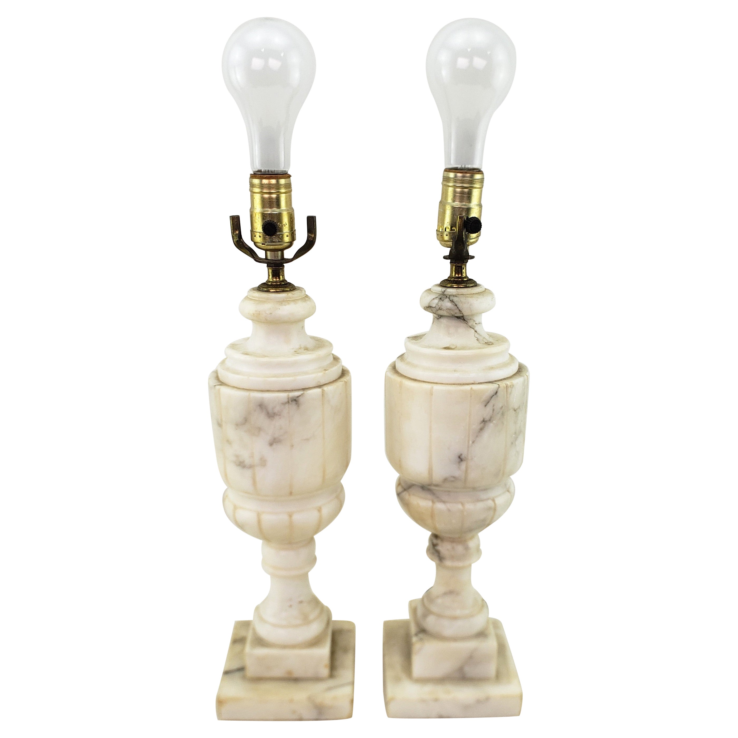 Paar antike, neoklassizistische, Urnenförmige, geschnitzte Alabaster-Tischlampensockel im neoklassischen Stil