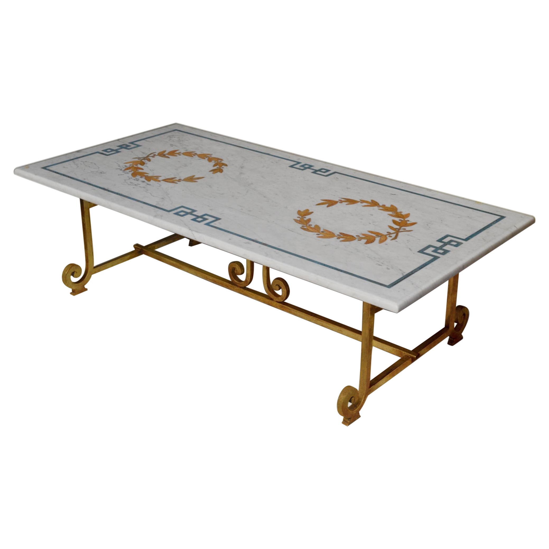 Tavolino marmo bianco intarsiato et base en ferro battuto fatto a mano en Italie en vente