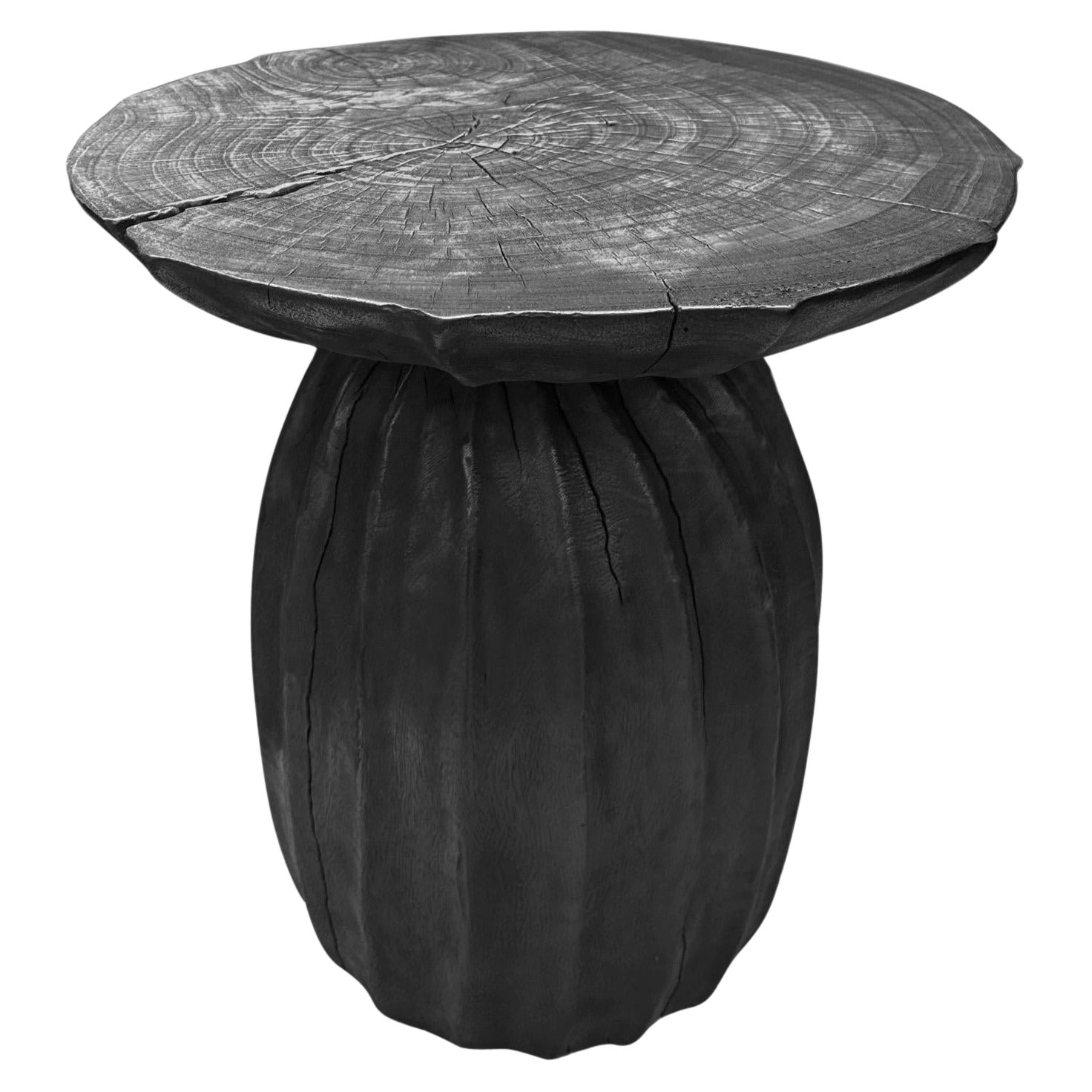 Table d'appoint sculpturale Mango finition brûlée en vente