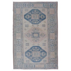 Tappeto Oushak turco vintage con morbidi motivi geometrici blu e crema