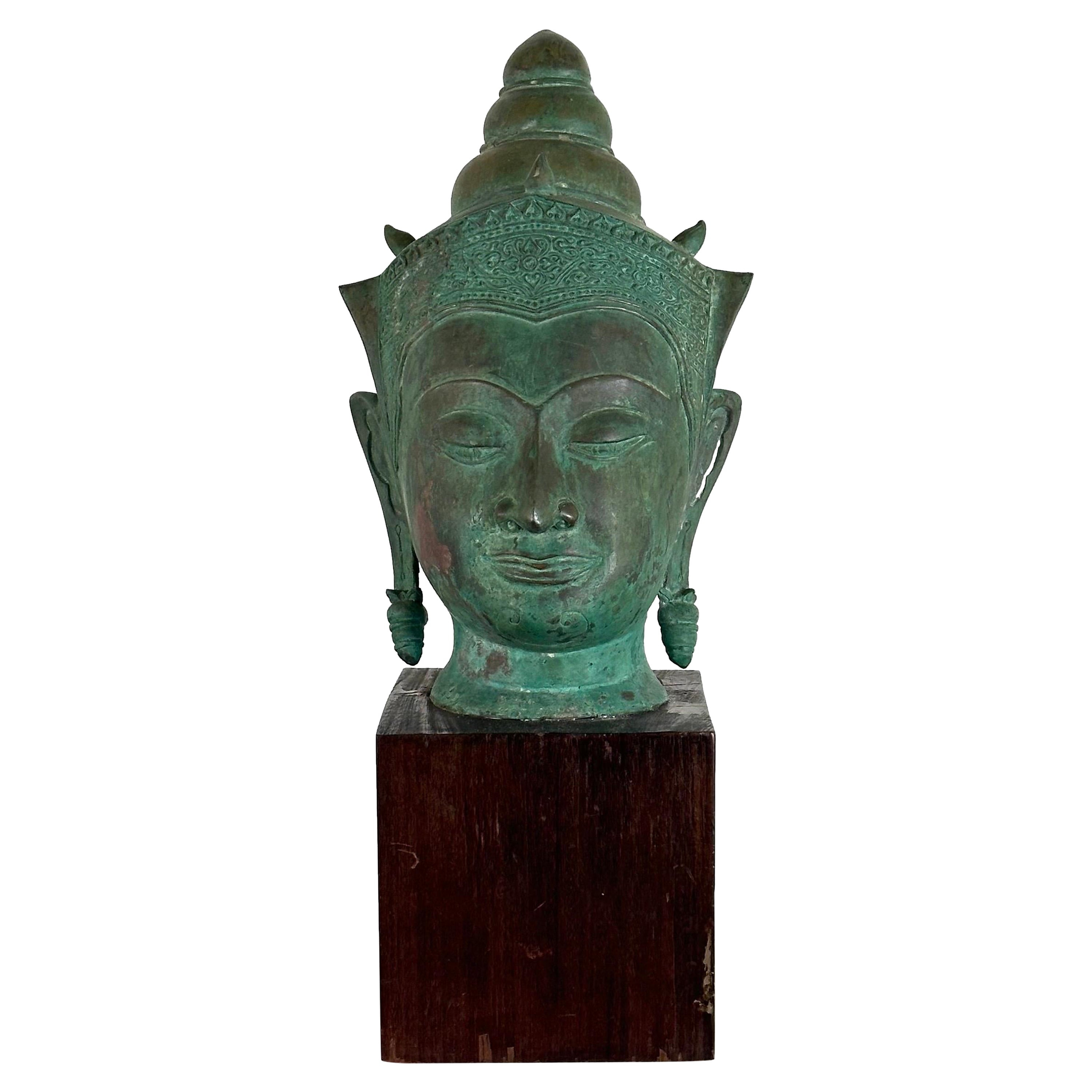 Magnifique tête de Bouddha thaïlandaise du 19ème siècle en bronze sur socle en bois