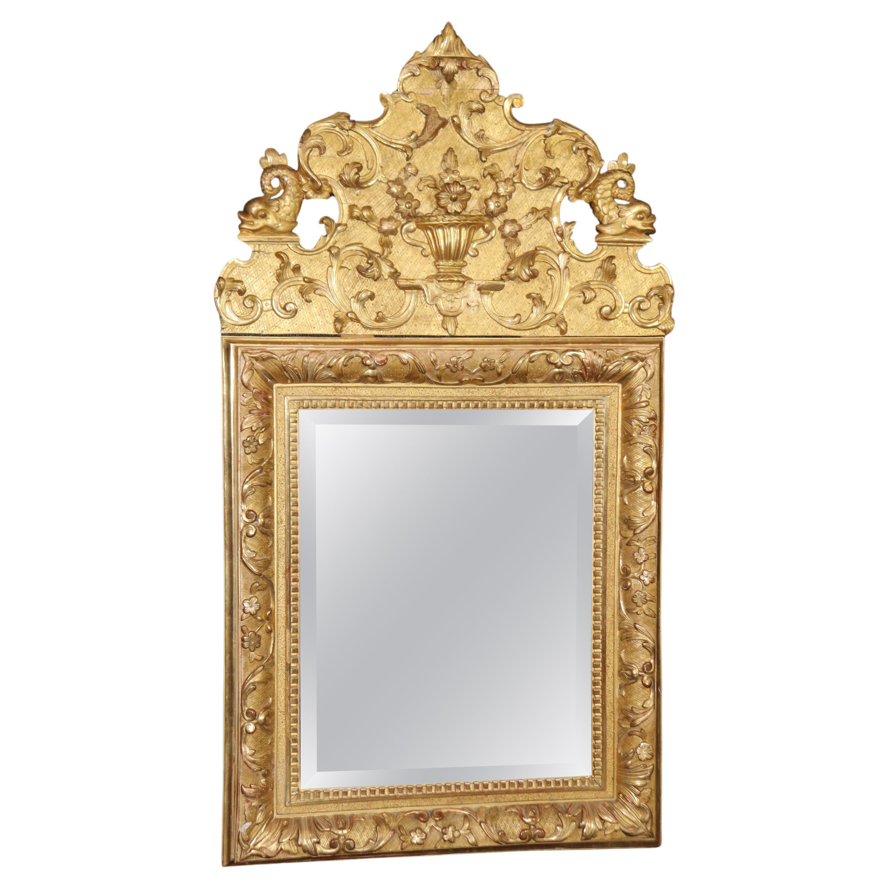Superbe miroir mural français ancien Louis XV des années 1820 en bois doré  en vente