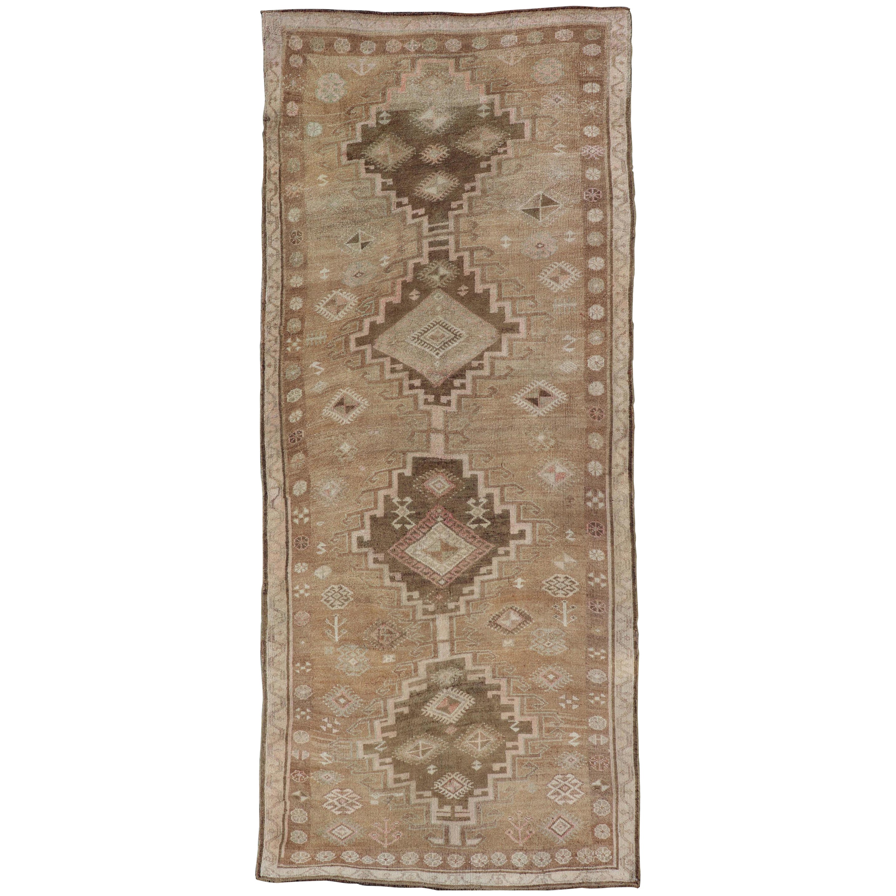 Türkischer Kars Gallery-Teppich in warmem Brown und weichen Pastellfarben 4'10 x 12'0 im Angebot