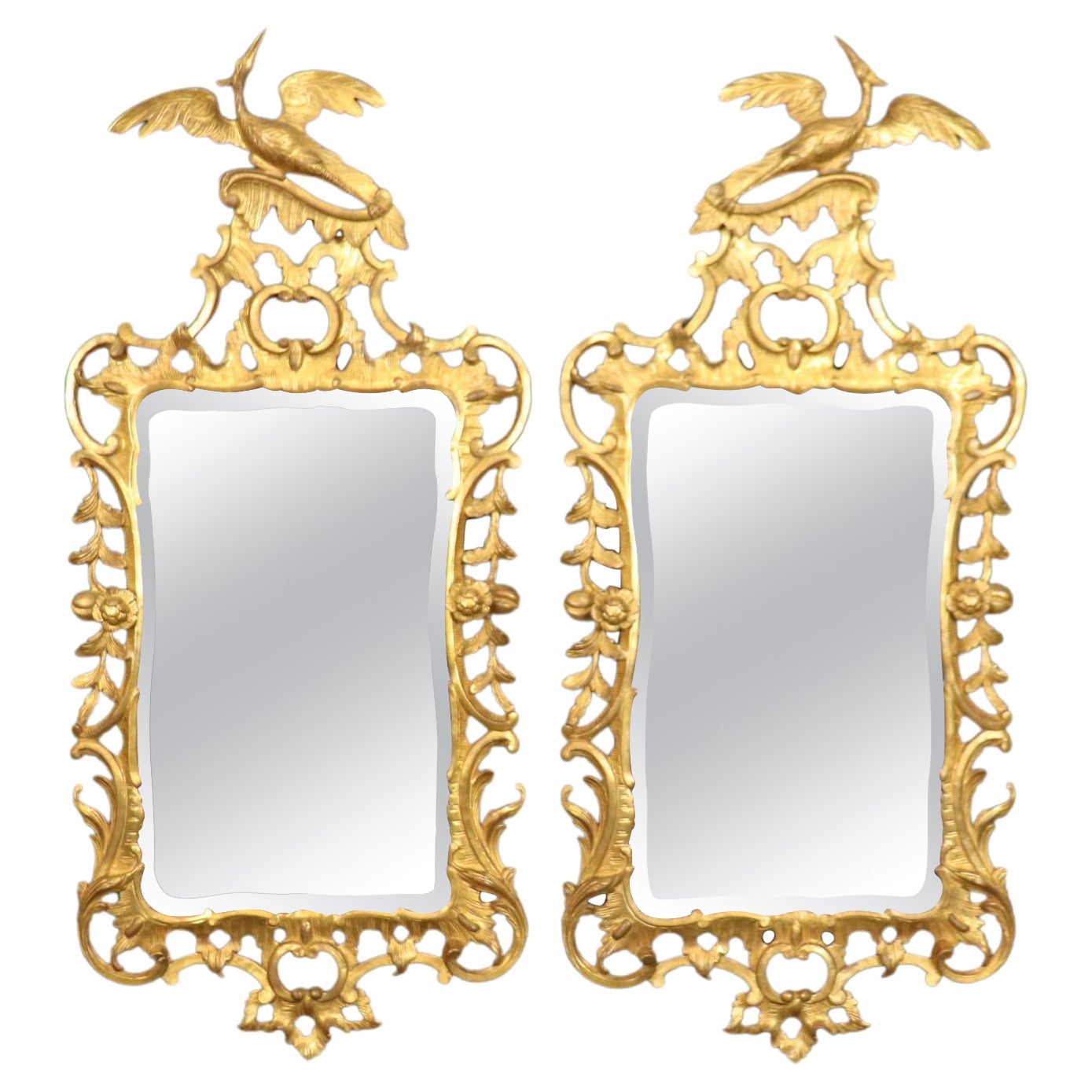 Magnífico par de espejos dorados Carver's Guild Phoenix Birds Left and Right Pair en venta
