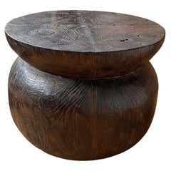 Table d'appoint ronde sculpturale en bois de teck, finition brûlée, organique moderne