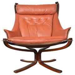 Hochlehniger geflügelter Falcon-Stuhl aus rostfarbenem Leder