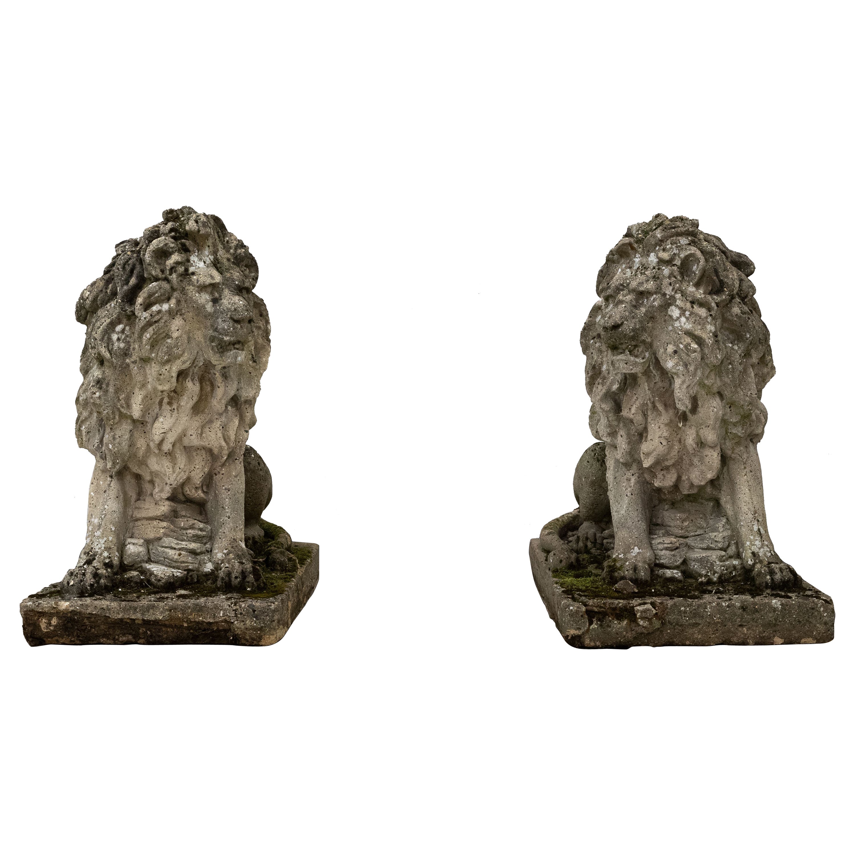 Paire de lions monumentaux en pierre de récupération en vente