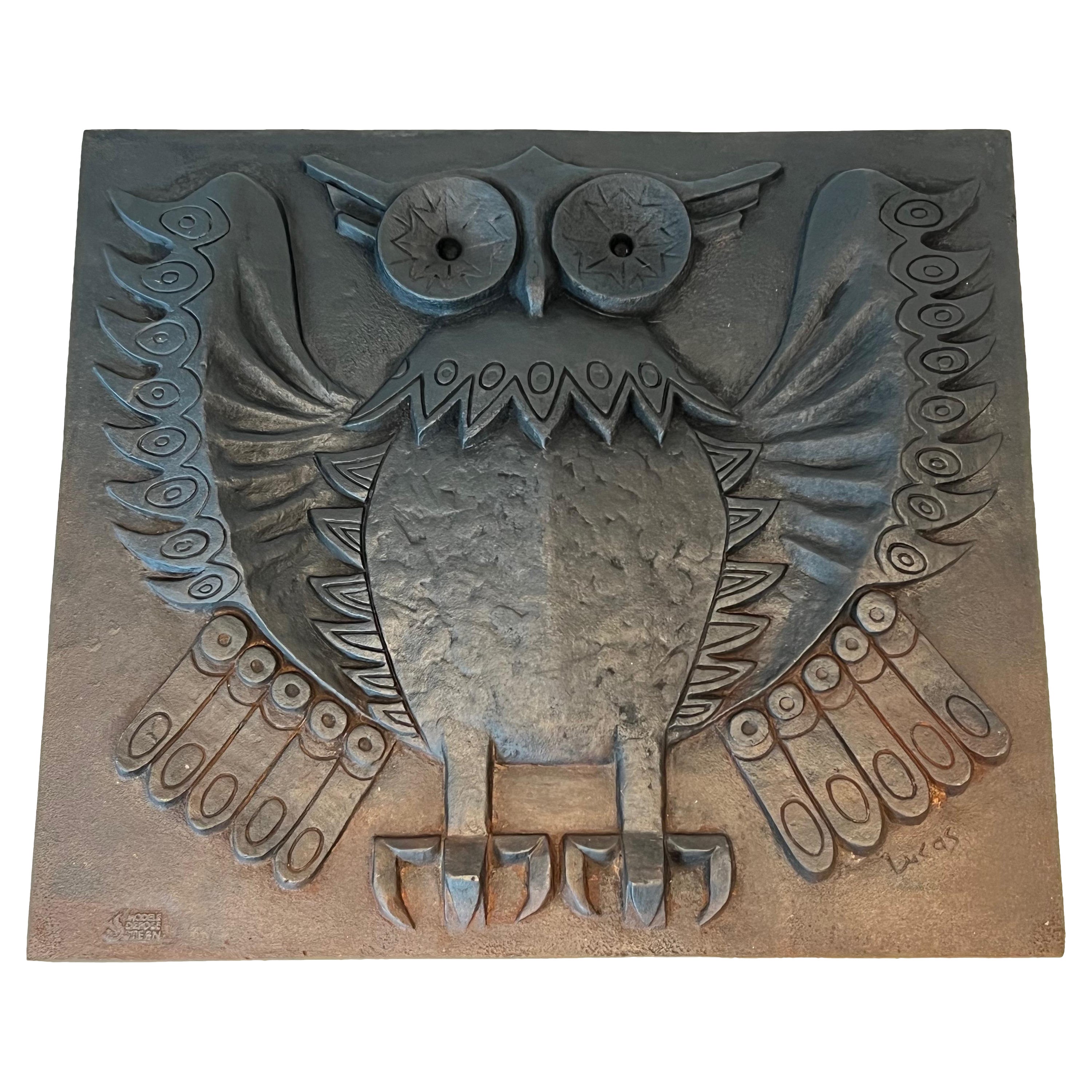 Plaque de cheminée moderniste en fonte représentant un hibou en vente