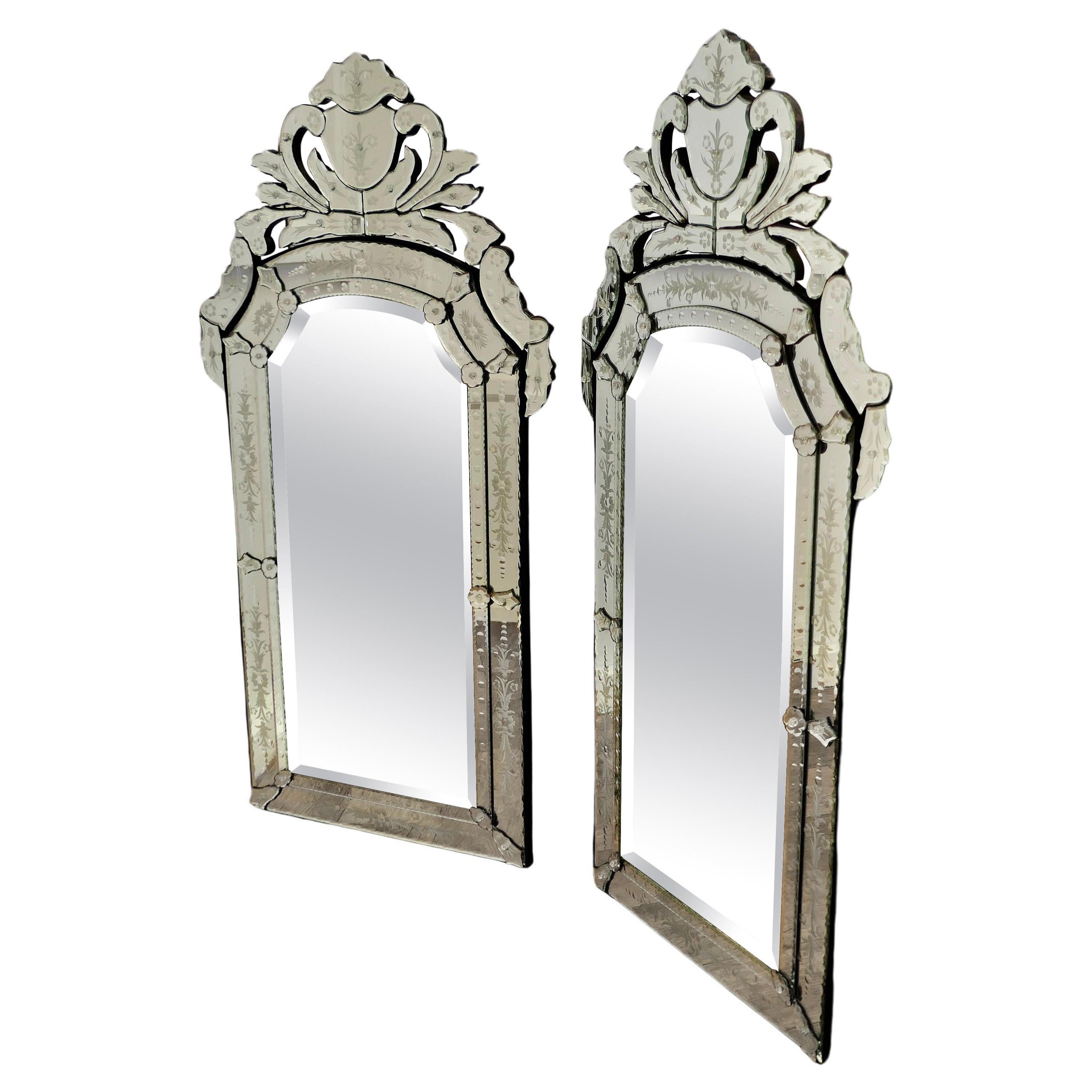 Superbe paire de grands miroirs de pilier vénitiens  Ce sont  les pièces les plus remarquables en vente