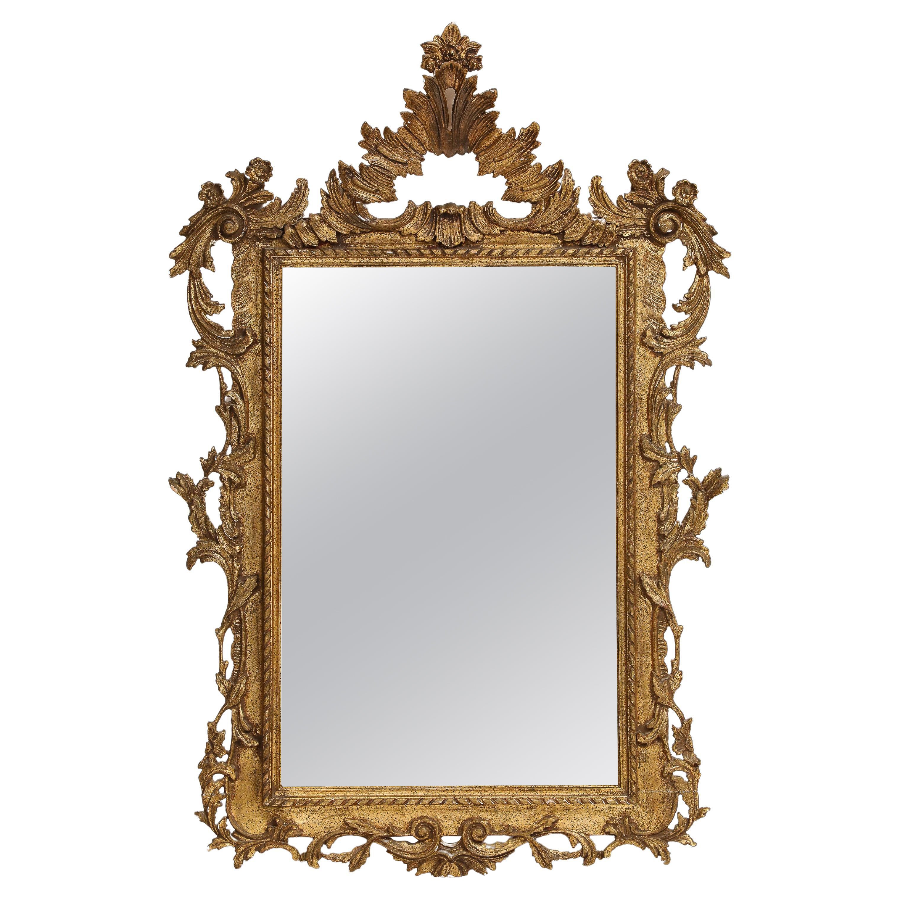 Miroir en bois doré sculpté de style rococo italien du milieu du siècle  en vente