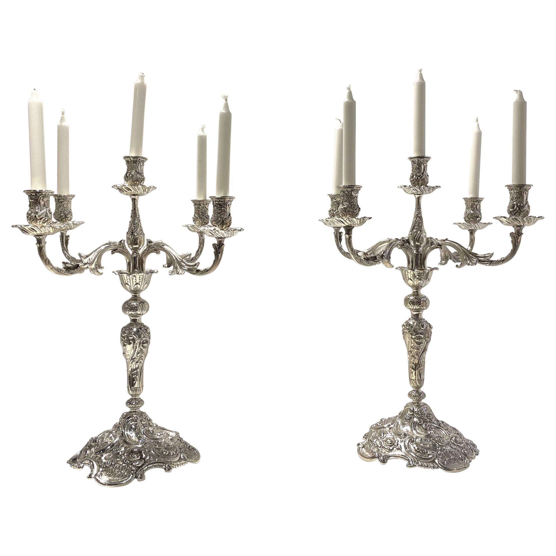 Paar von Tiffany & Co. Sterling Silber 5-Licht Monumental Repousse Kandelaber im Angebot