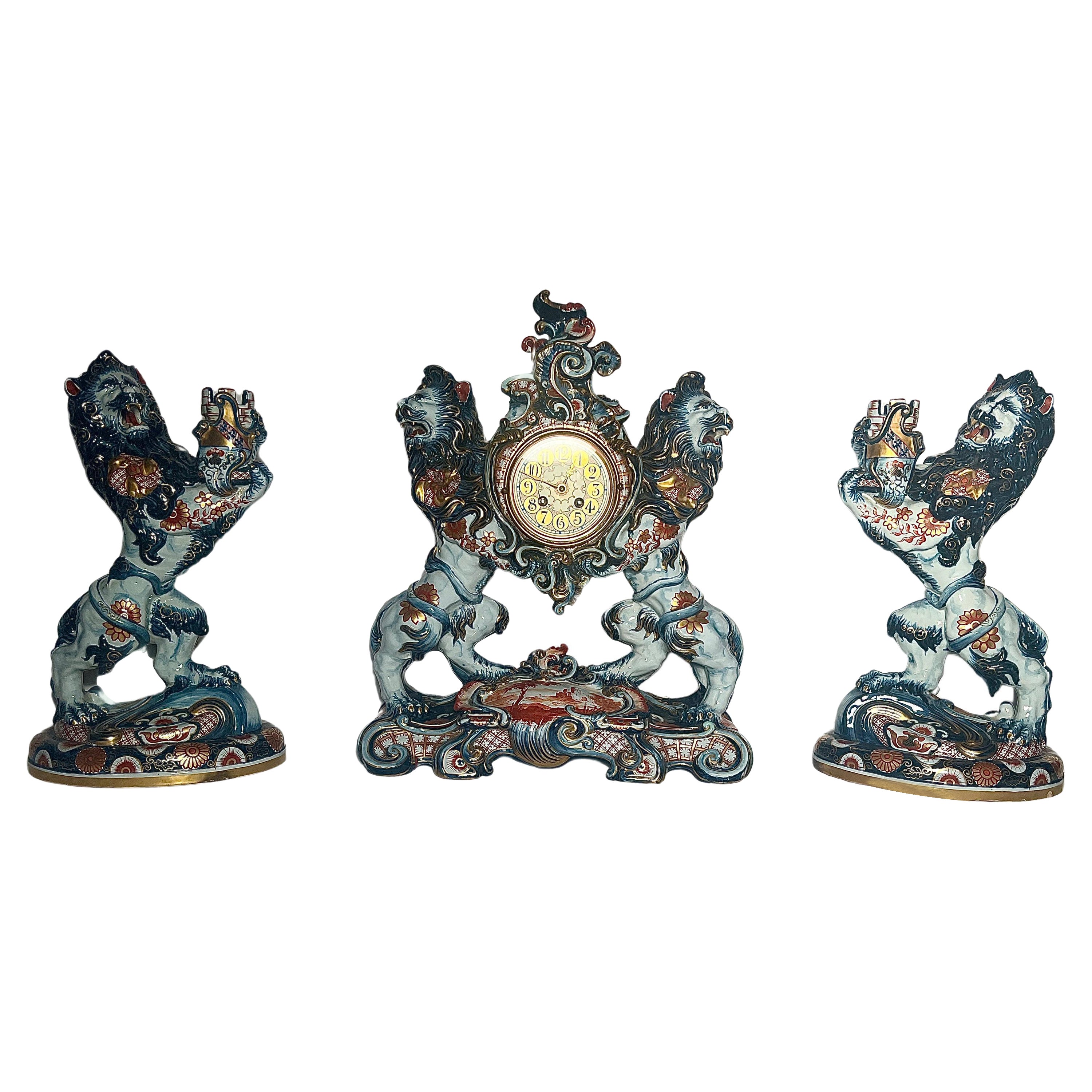 Antiquité française Émile Gallé 3 Pieces Porcelain Lion Clock Garniture Set Circa 1890 en vente