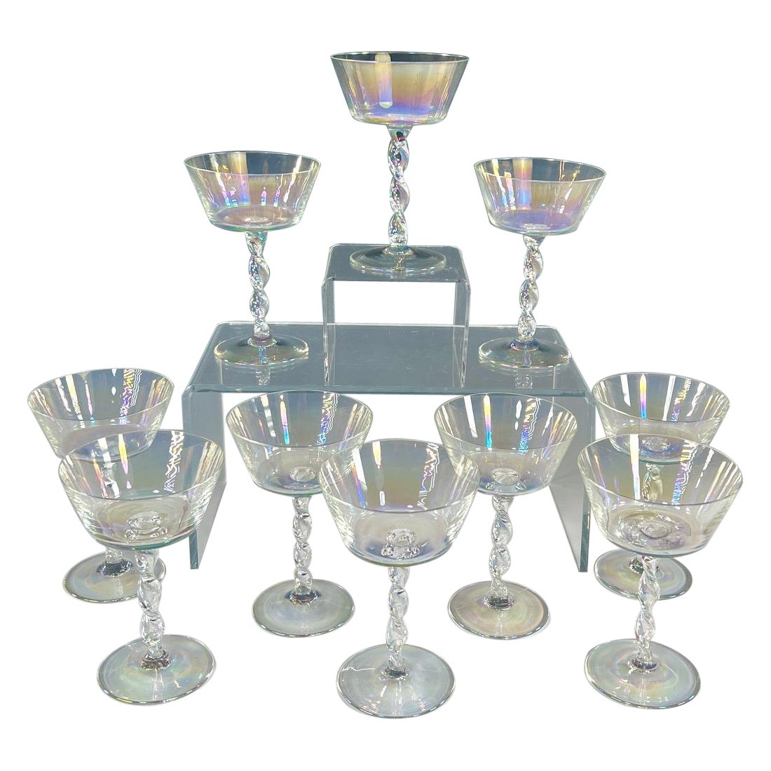 Ensemble de 11 Coupes de Champagne Iridescent soufflées à la main Stem, avec tige torsadée en ruban en vente