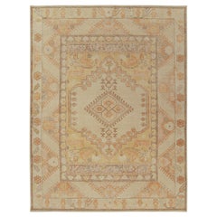 Tapis personnalisé de style vieilli en or, motif médaillon par Rug & Kilim