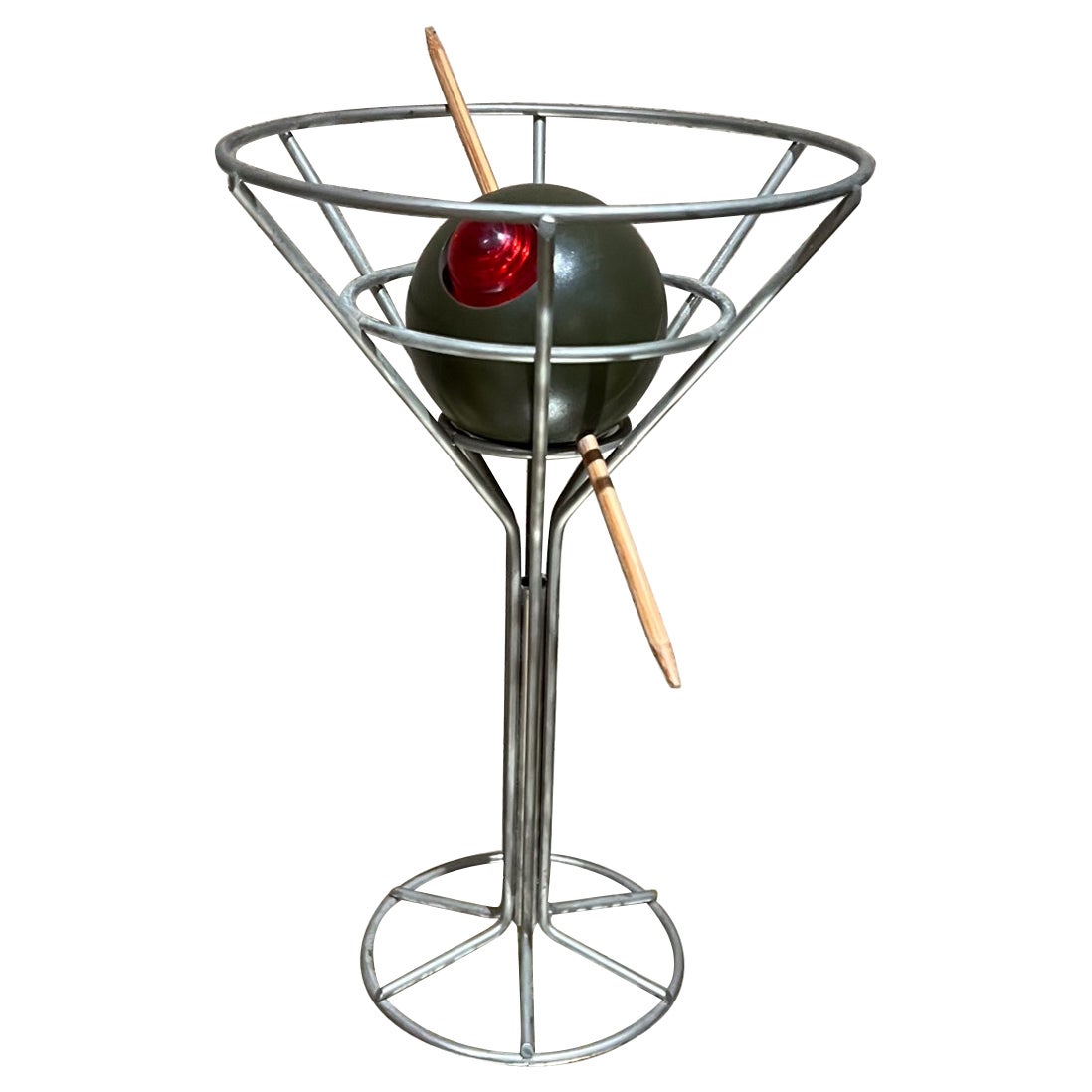 1990er Pop Art dekorative vintage martini mit olive bar lampe von David Krys
Die Postmodern Lamp ist aus verchromtem Kunststoff gefertigt und hat eine pimentrote Glühbirne mit Zahnstocher.
9,75 h x 6,25 Durchmesser
Ohne Kabel, batteriebetrieben,