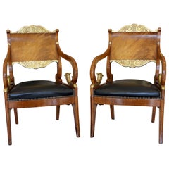 Paire de fauteuils russes d'époque néoclassique du 18ème siècle en acajou doré à la feuille