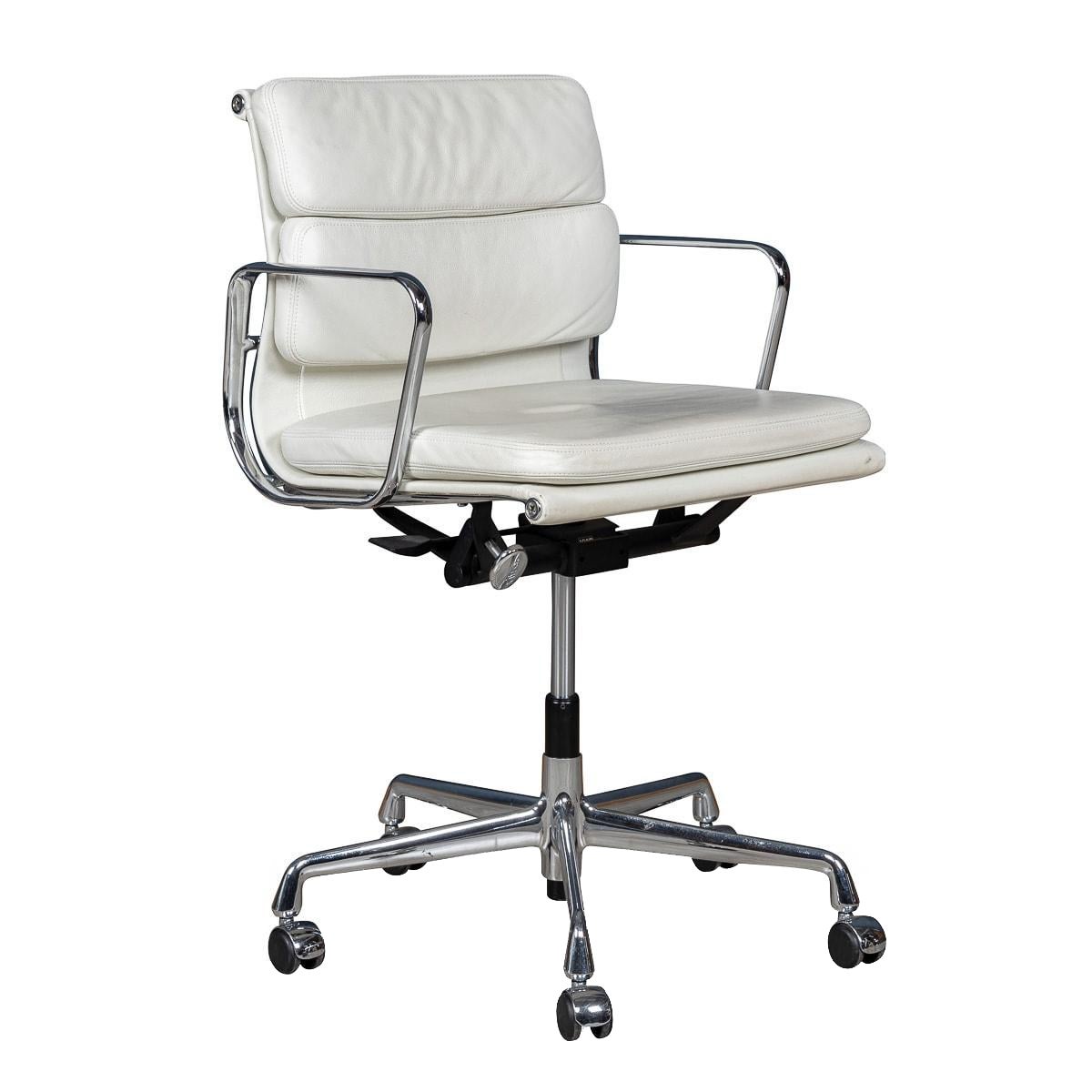 Superbe chaise Eames en cuir « Blanche neige » de Vitra EA217 en vente