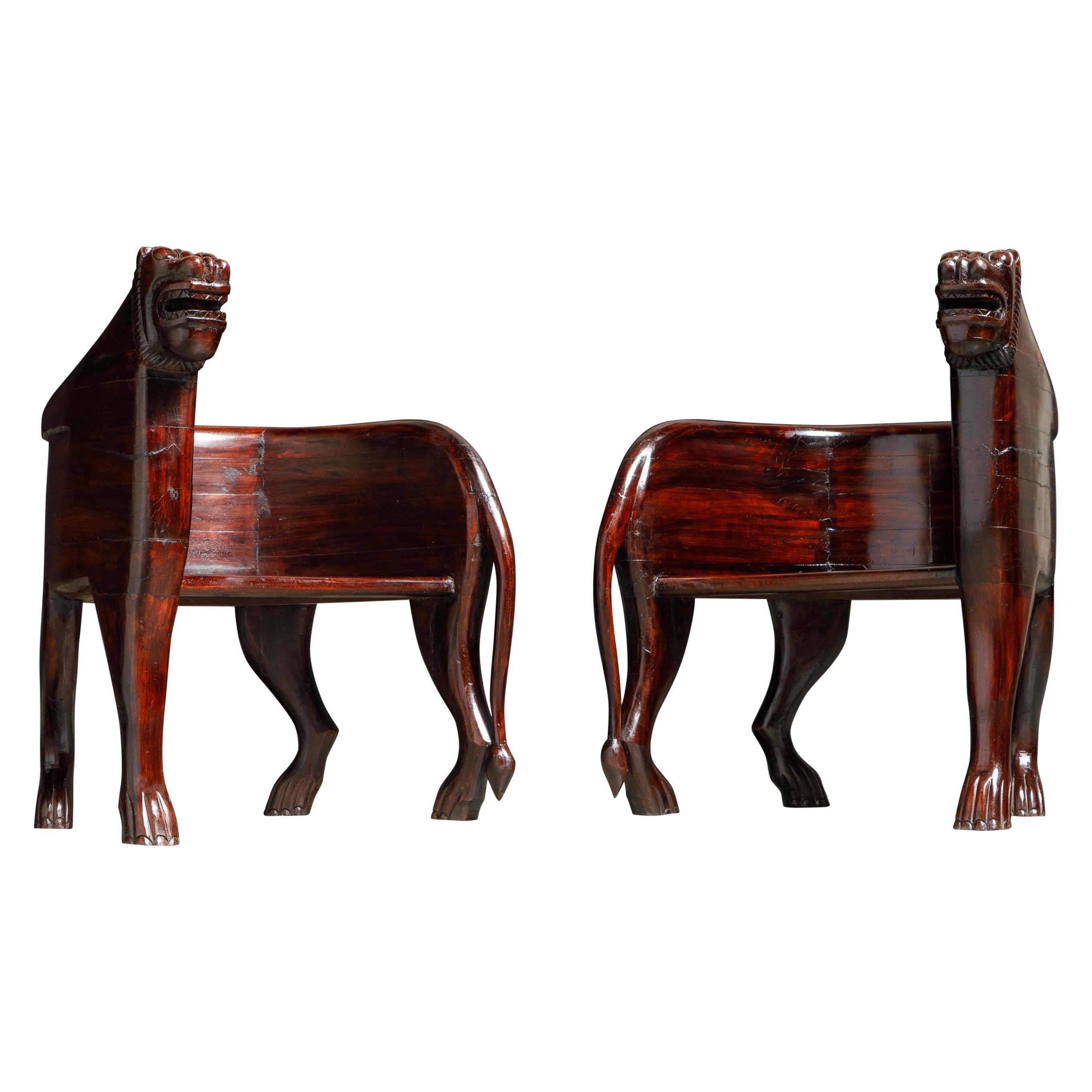Paar figurale, vollständig geschnitzte, geschnitzte Teakholz-Löwen- Jagd Lodge-Stühle aus Teakholz im Angebot