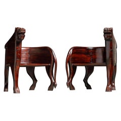 Paar figurale, vollständig geschnitzte, geschnitzte Teakholz-Löwen- Jagd Lodge-Stühle aus Teakholz