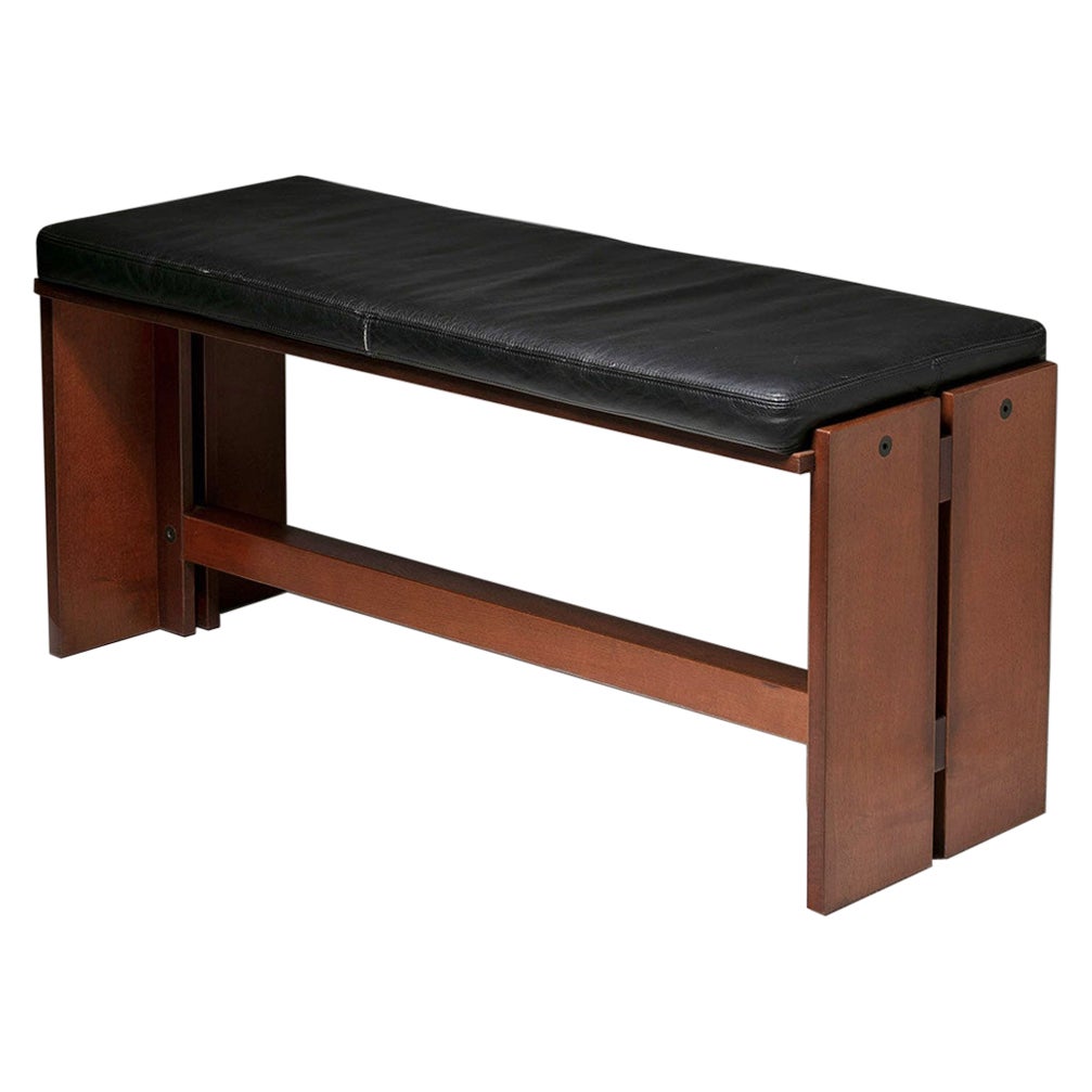 Walnut and Leather Bench Model 662 by A. Vigilio for Bernini, Italy, 1980s For Sale