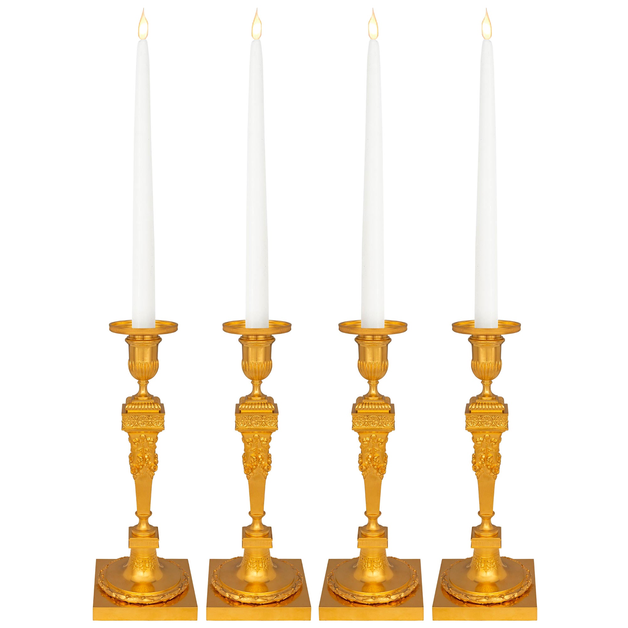 Set von vier französischen Goldbronze-Kerzenständern aus der Belle Epoque-Periode des 19. Jahrhunderts im Angebot