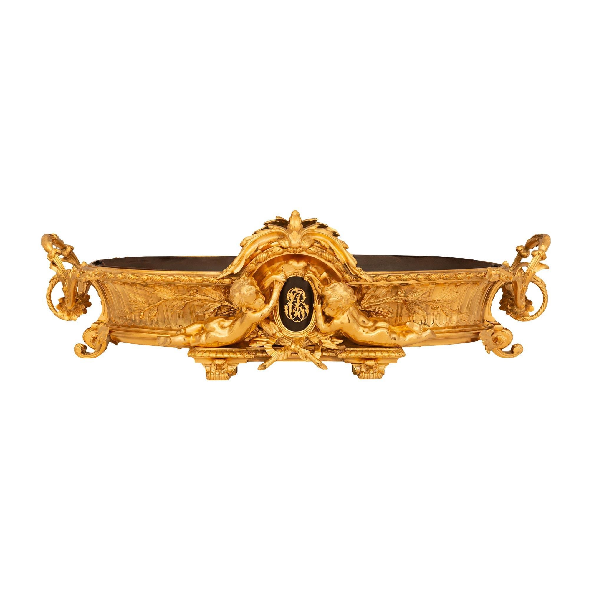 Français 19e s. Centre de table d'époque Napoléon III en bronze patiné, bronze doré et étole en vente