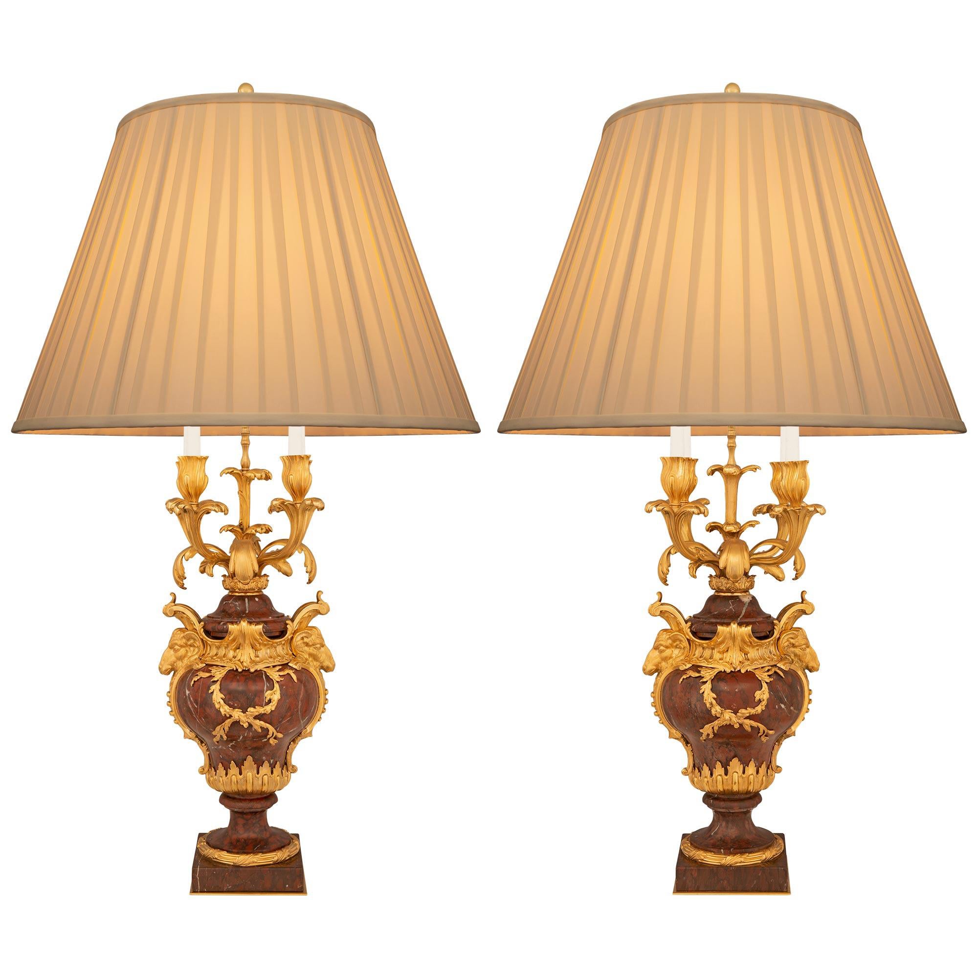 Coppia di lampade a candelabro francesi del XIX secolo in marmo e ormolu di St.