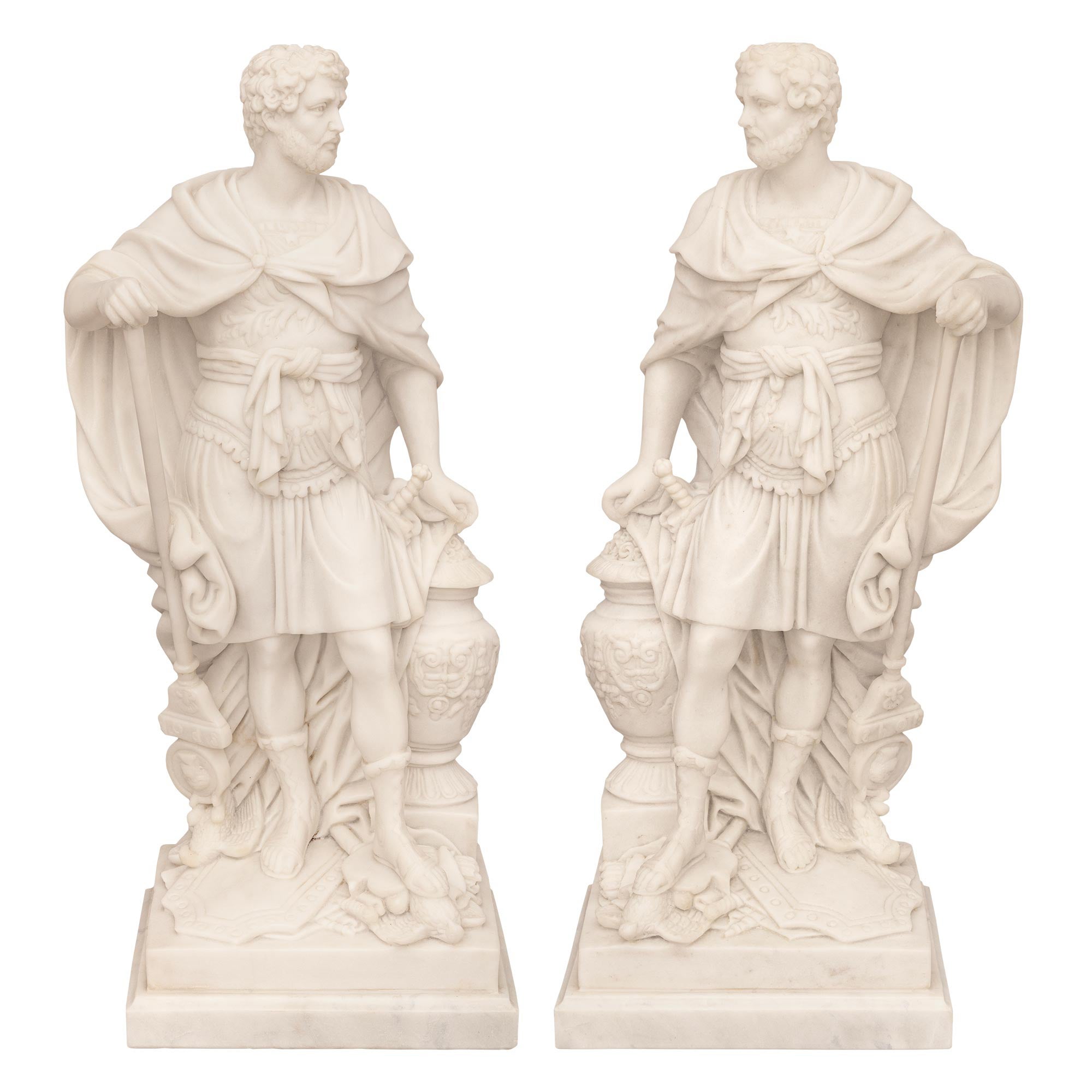 True True, Paar italienische neoklassizistische Statuen aus weißem Carrara-Marmor des 19. Jahrhunderts im Angebot