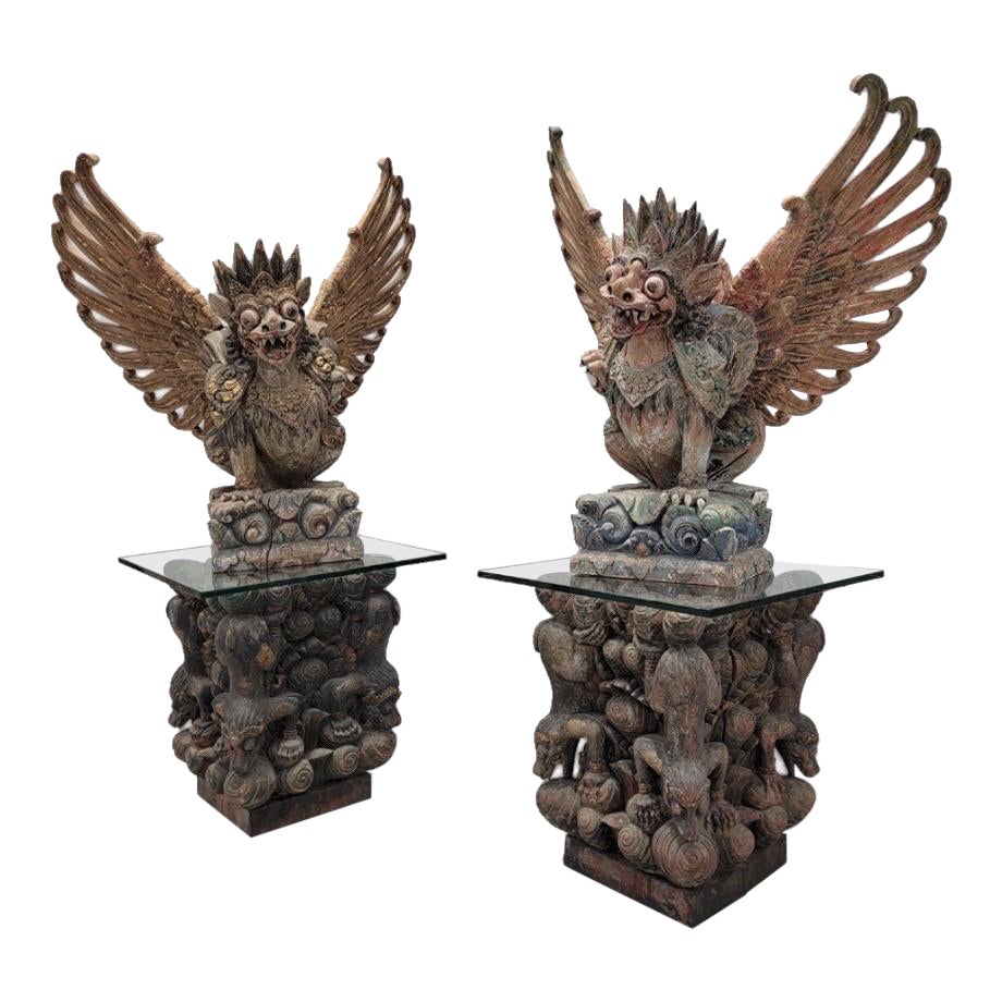 Antike geschnitzte polychromierte Balinesische Garuda-Statuen auf Glasplatten auf Sockeln – Paar