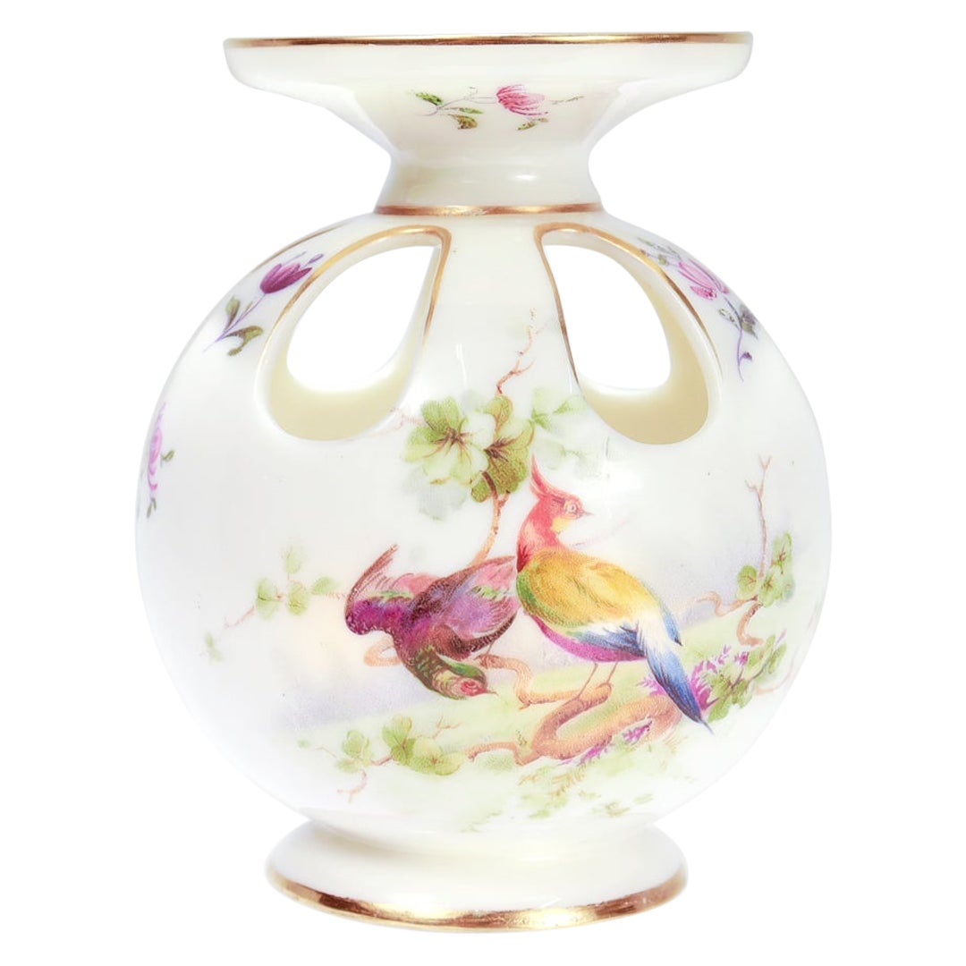 Ancien vase Pomander de Royal Worcester en porcelaine ivoire poudré doré avec faisans