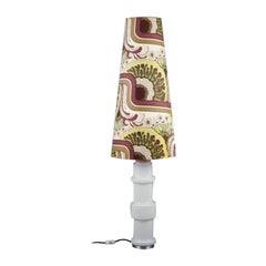 Design svedese. Lampada da terra colossale in vetro con paralume in tessuto.