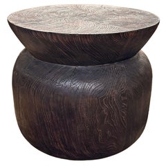 Table d'appoint ronde sculpturale en bois de teck, finition brûlée, organique moderne