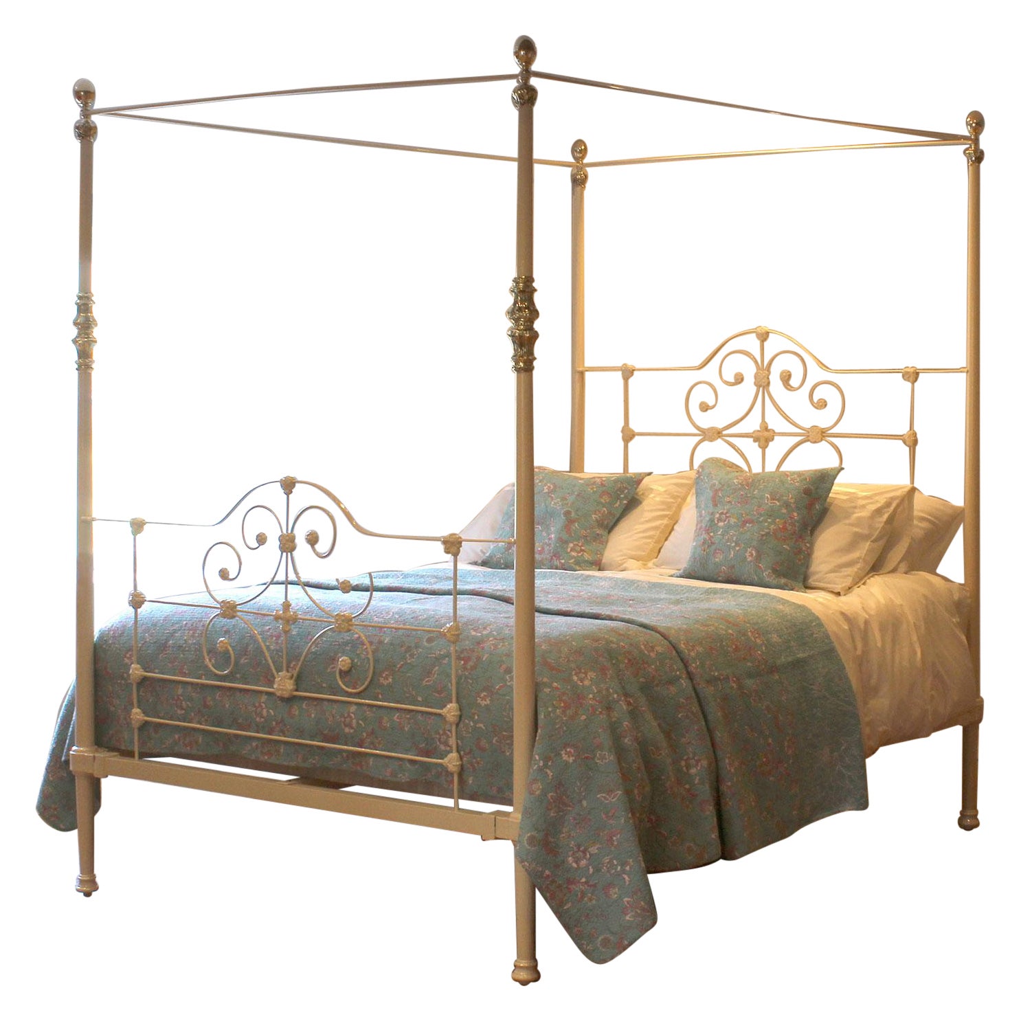 5ft Wide Cast Iron Four Poster Bed in Cream, M4P49