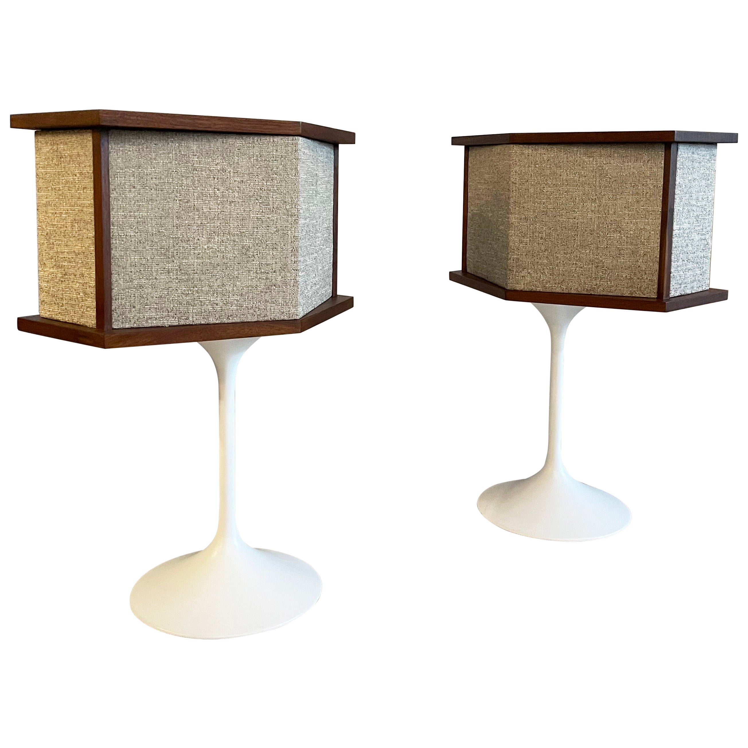 Speakers de la série Bose 901 sur socles Tulip d'Eero Saarinen en vente