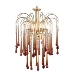 Murano, Italien. Deckenleuchte aus bernsteinfarbenem mundgeblasenem Kunstglas, Messingrahmen.