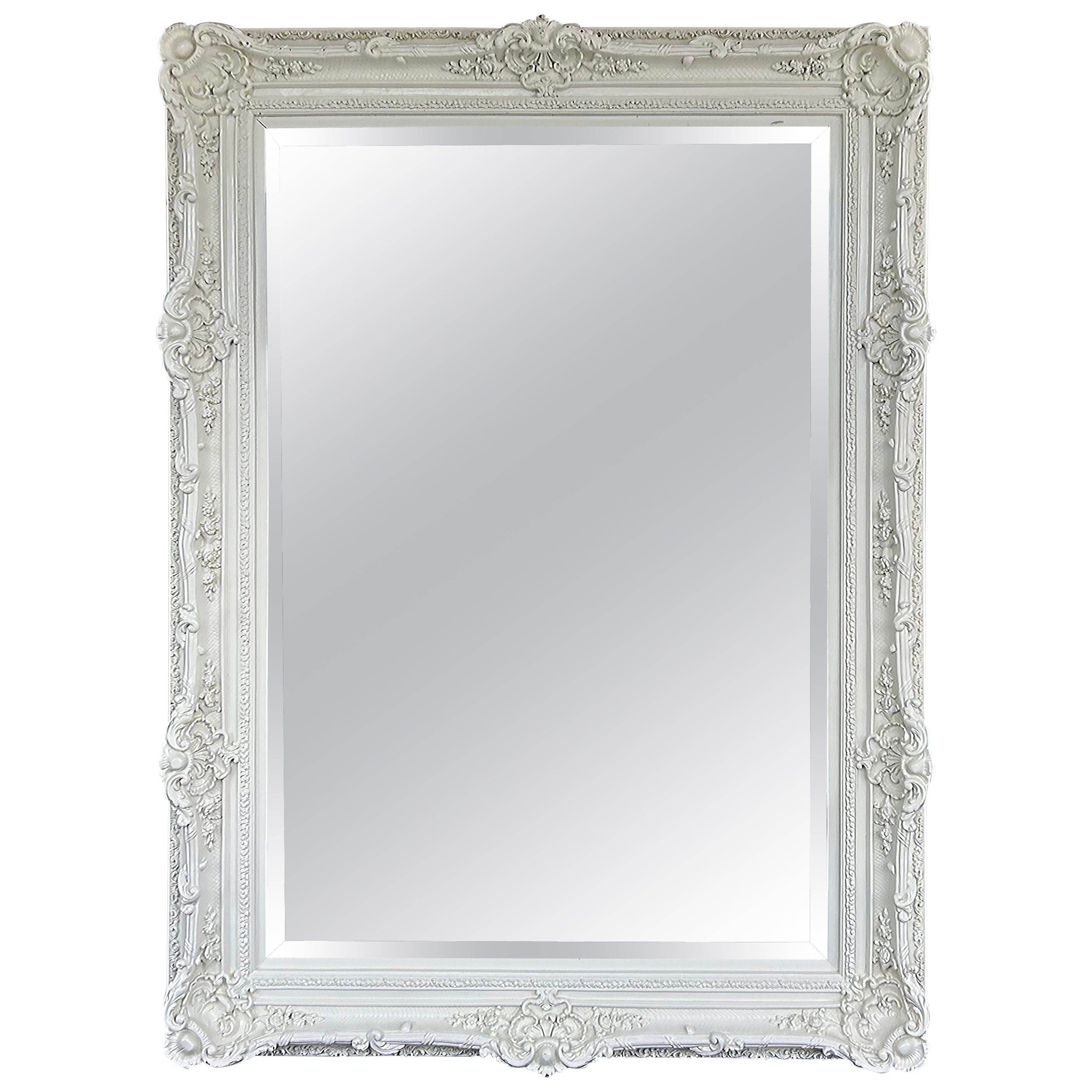 Monumental miroir biseauté en bois sculpté Shabby Chic laqué en blanc en vente